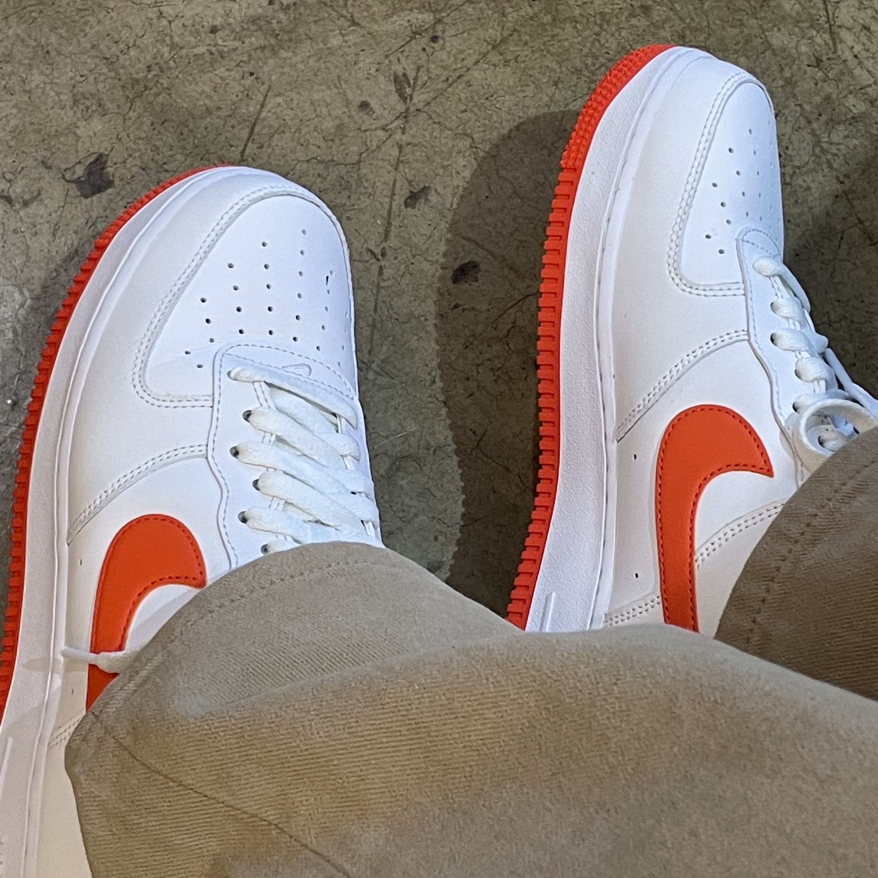 Nike Air Force 1 '07 Low White Team Orange 착용 스타일