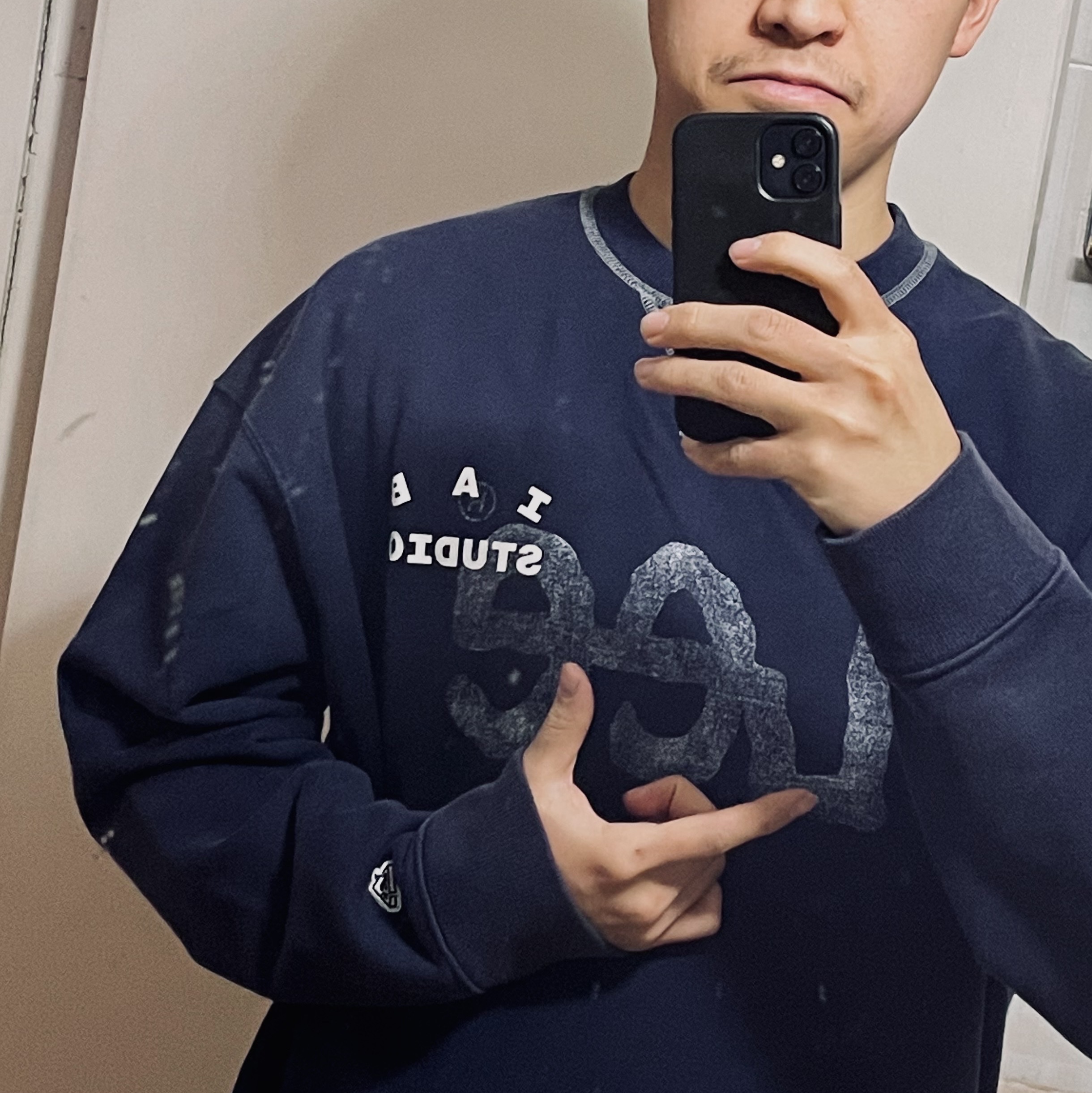 IAB Studio x Lee Pigment Sweatshirt Indigo Navy 착용 스타일