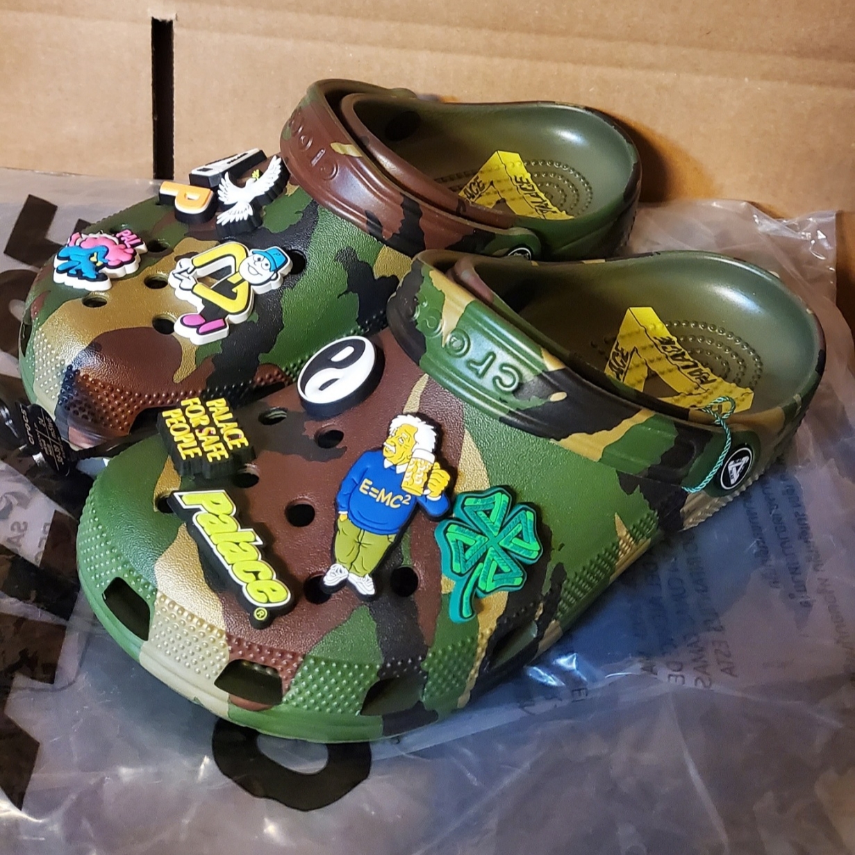 Crocs x Palace Classic Clog Woodland Camo 착용 스타일
