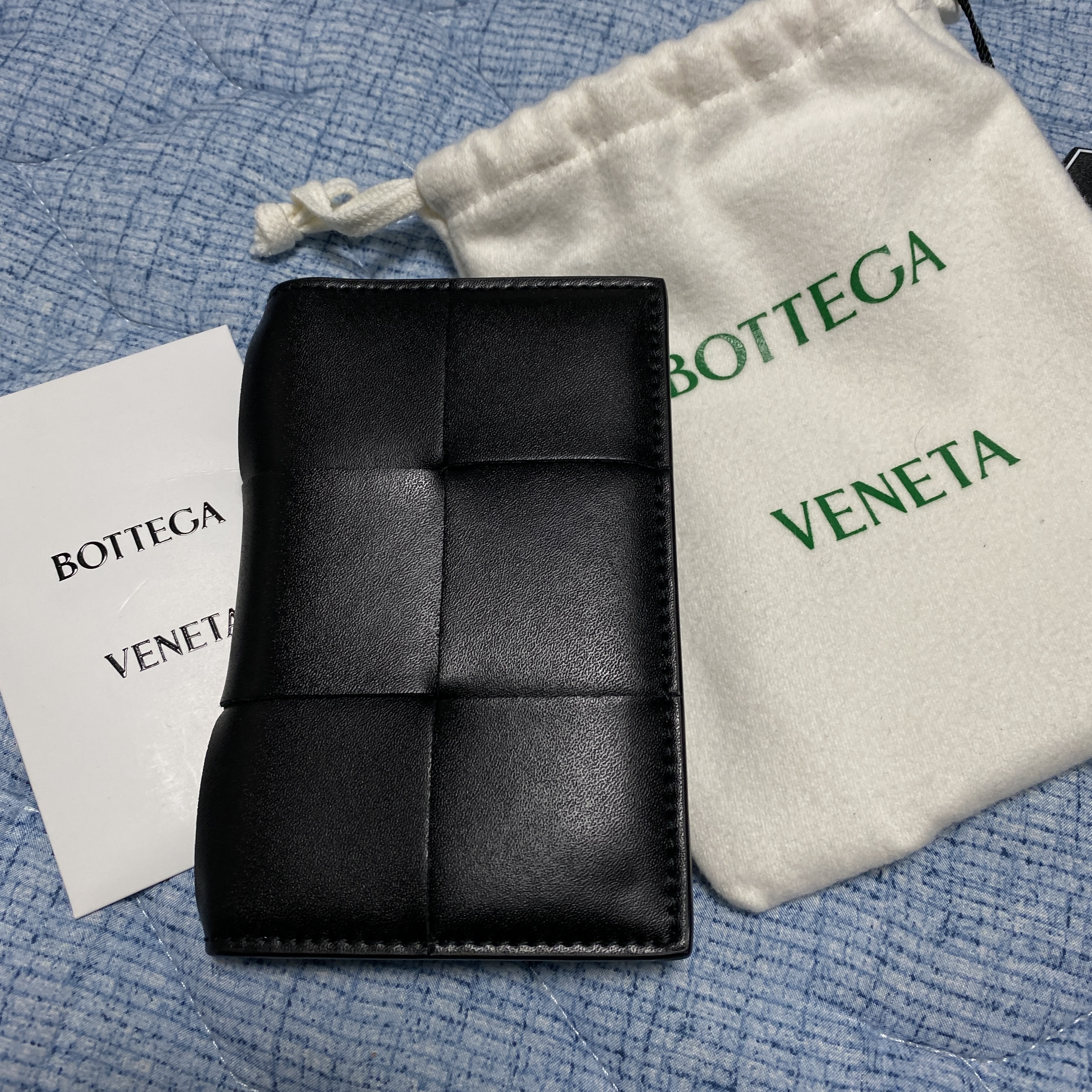 Bottega Veneta Flap Card Case Black 착용 스타일