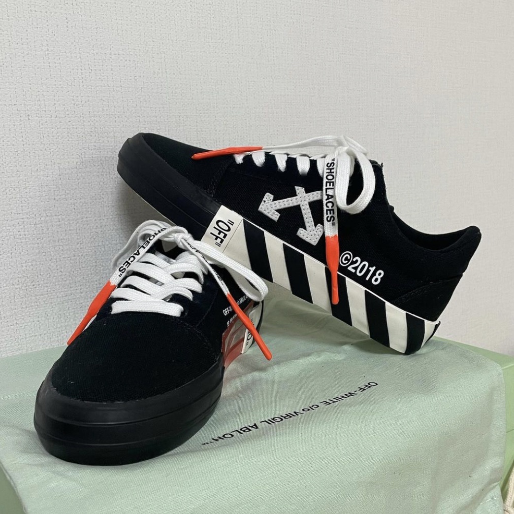 Off-White Vulcanized Sneakers Low White Black 2018 착용 스타일 - 1