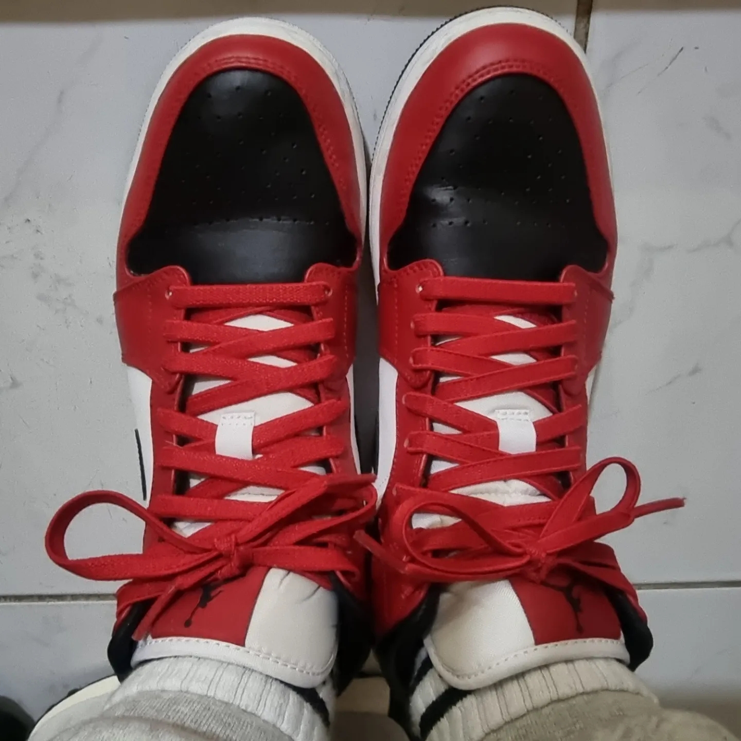 Jordan 1 Mid Chicago Black Toe 착용 스타일 - 1