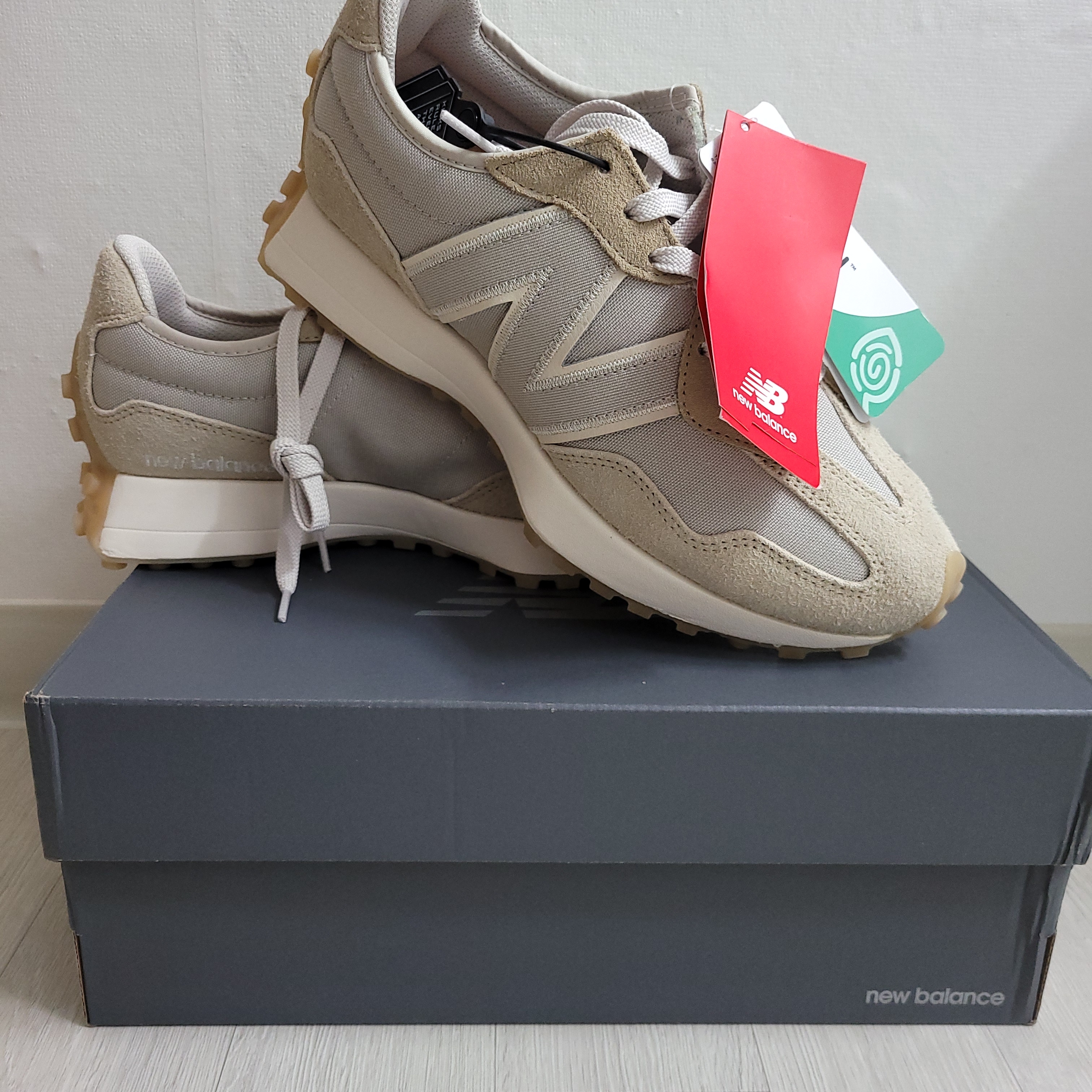 New Balance 327 Unplugged Pack Greige 착용 스타일
