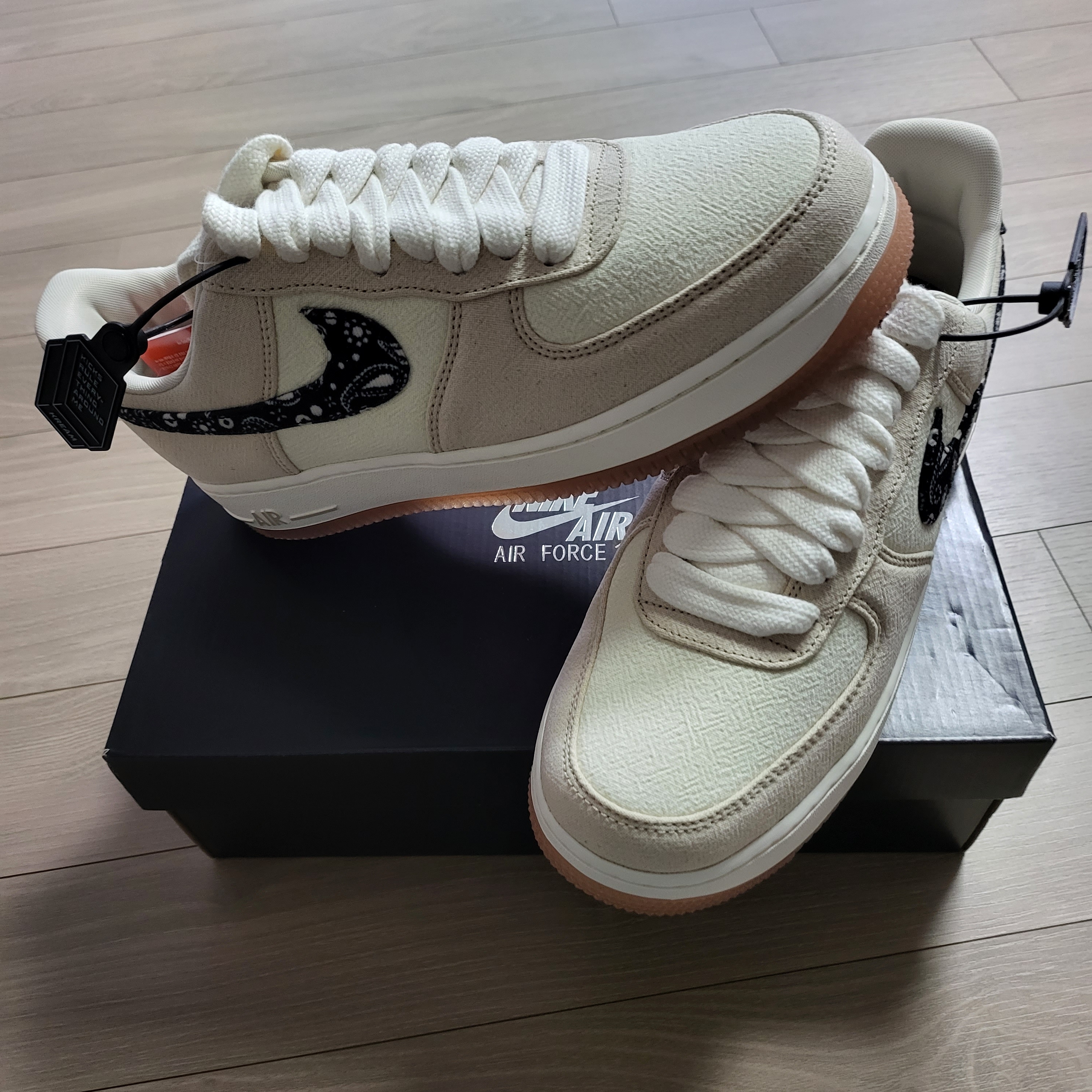 Nike Air Force 1 '07 LV8 Paisley Swoosh 착용 스타일 - 1