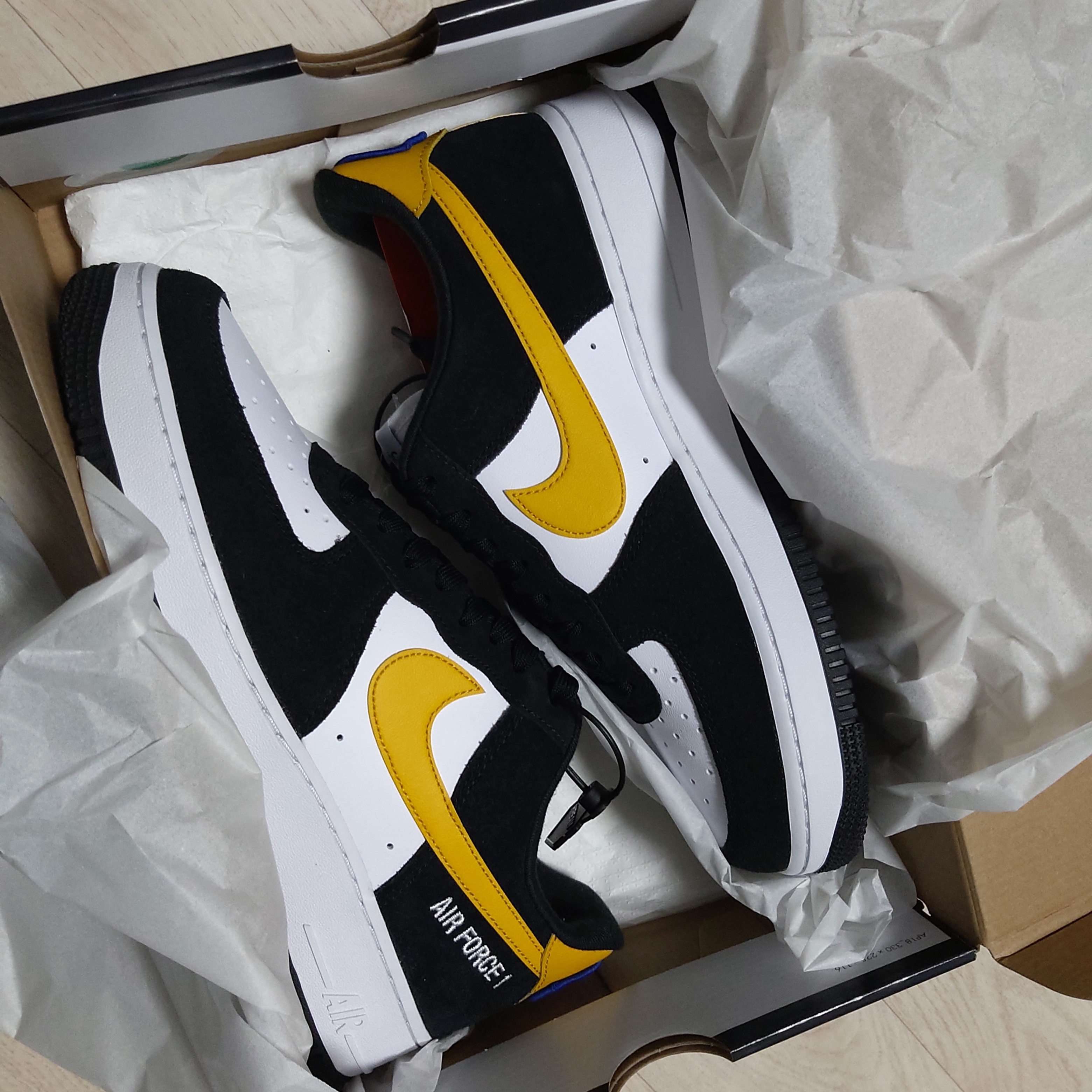 Nike Air Force 1 '07 LV8 Athletic Club Black Dark Sulfur 착용 스타일