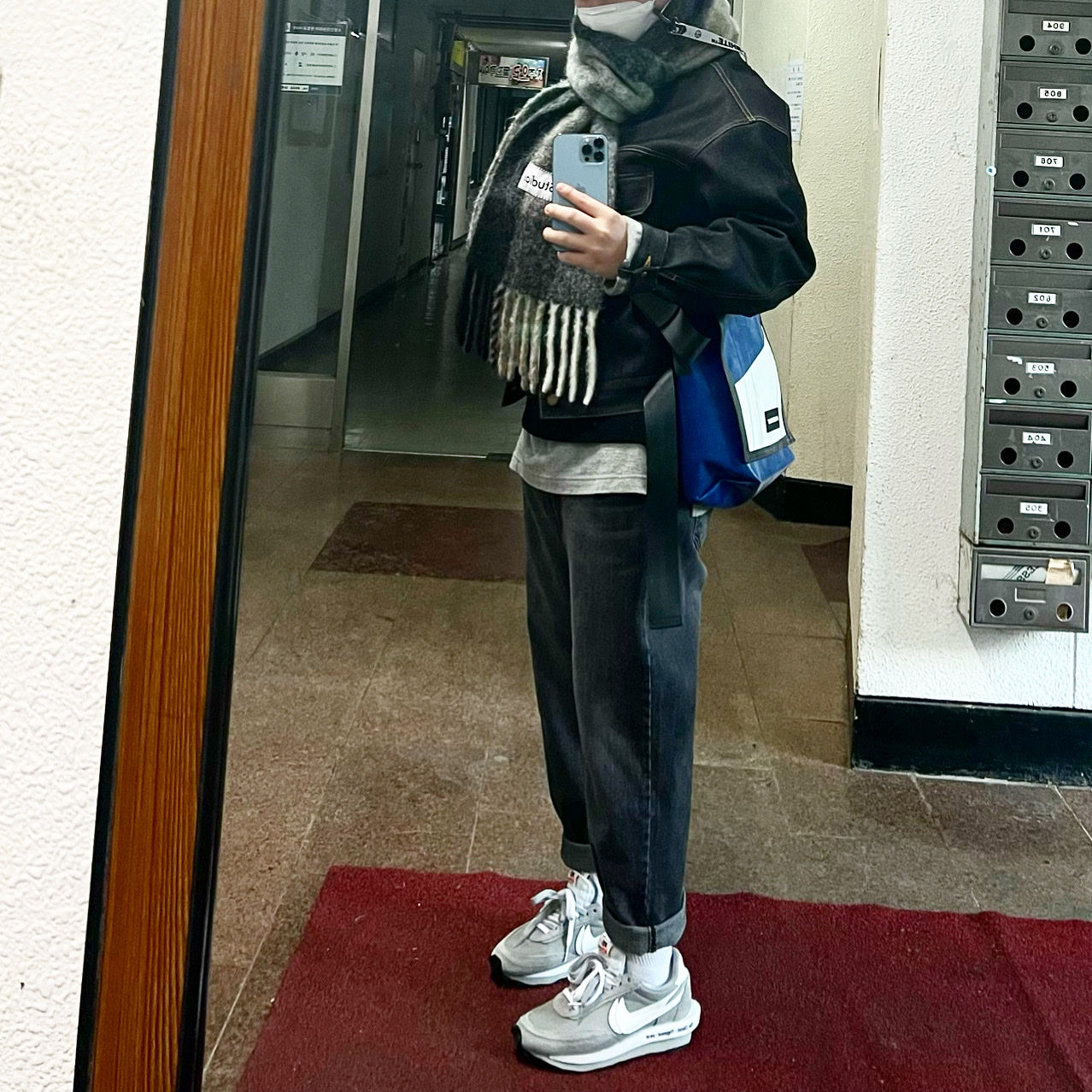 Acne Studios Mohair Check Muffler Grey Green Black, Nike x Sacai x Fragment LDWaffle Light Smoke Grey 착용 스타일