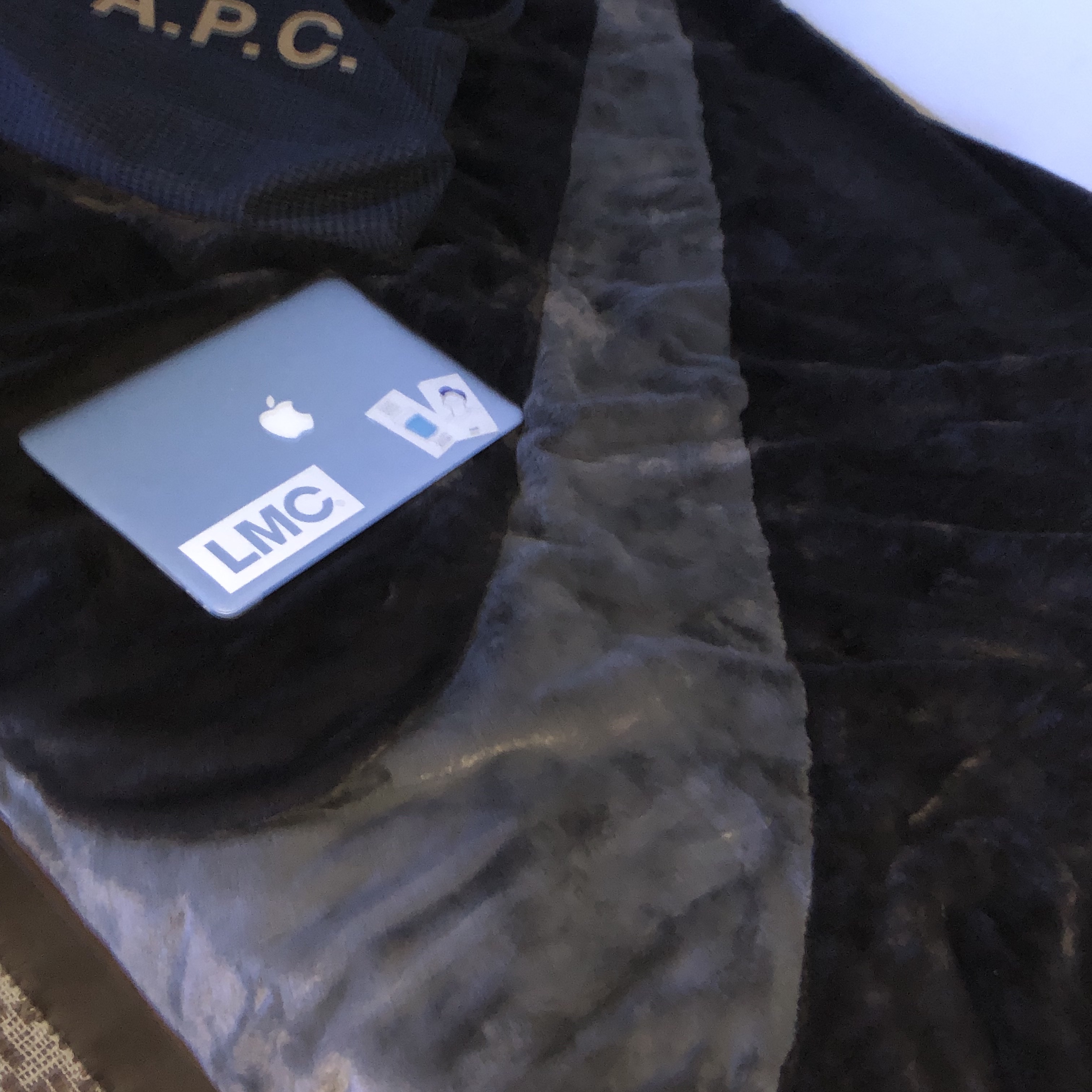 Nike NSW Faux Fur Blanket Velvet Brown 착용 스타일