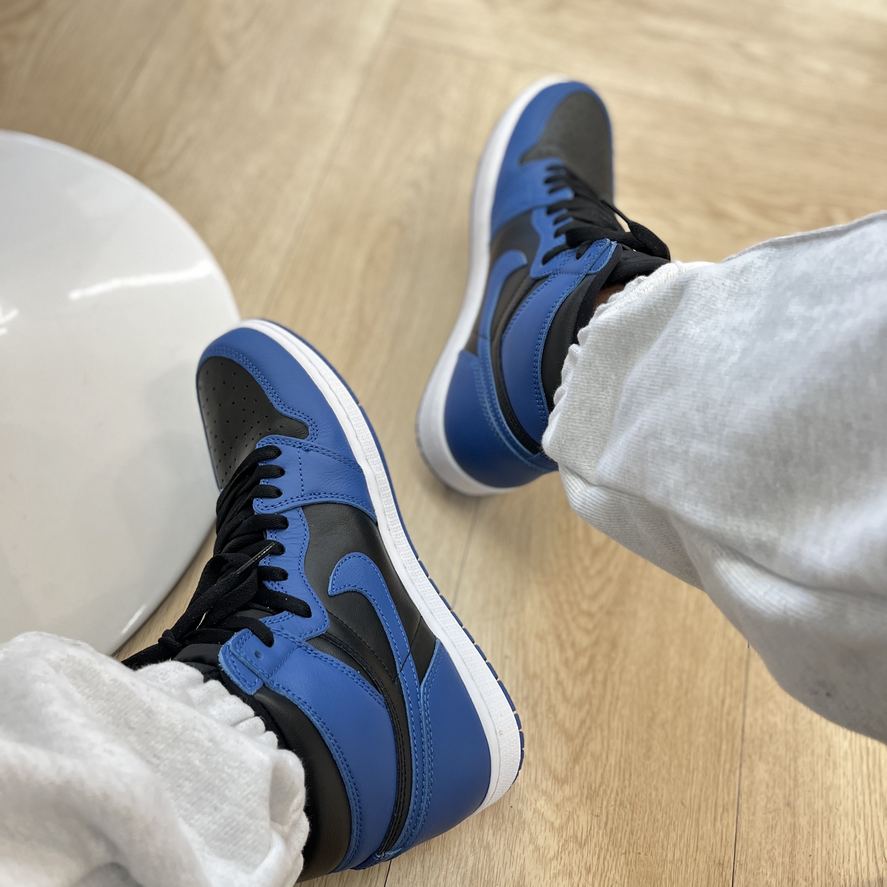Jordan 1 Retro High OG Dark Marina Blue 착용 스타일 - 2