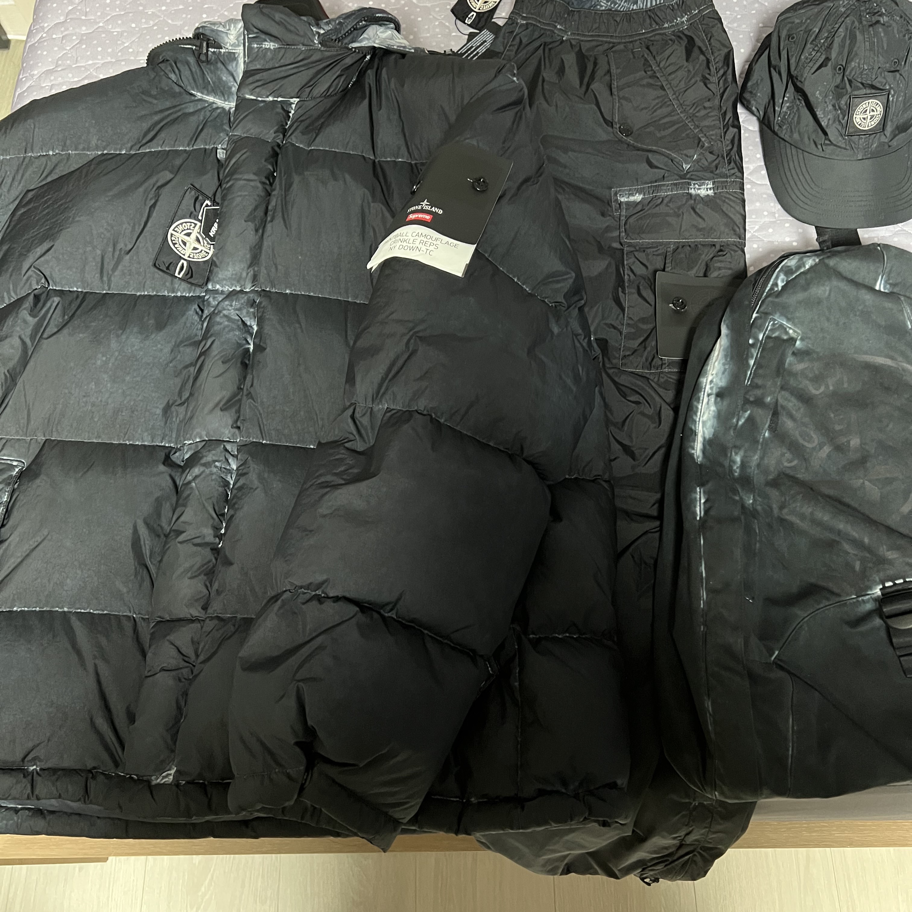 Supreme x Stone Island Painted Camo Crinkle Down Jacket Black - 20FW, Supreme x Stone Island Painted Camo Nylon 6-Panel Black - 20FW 착용 스타일