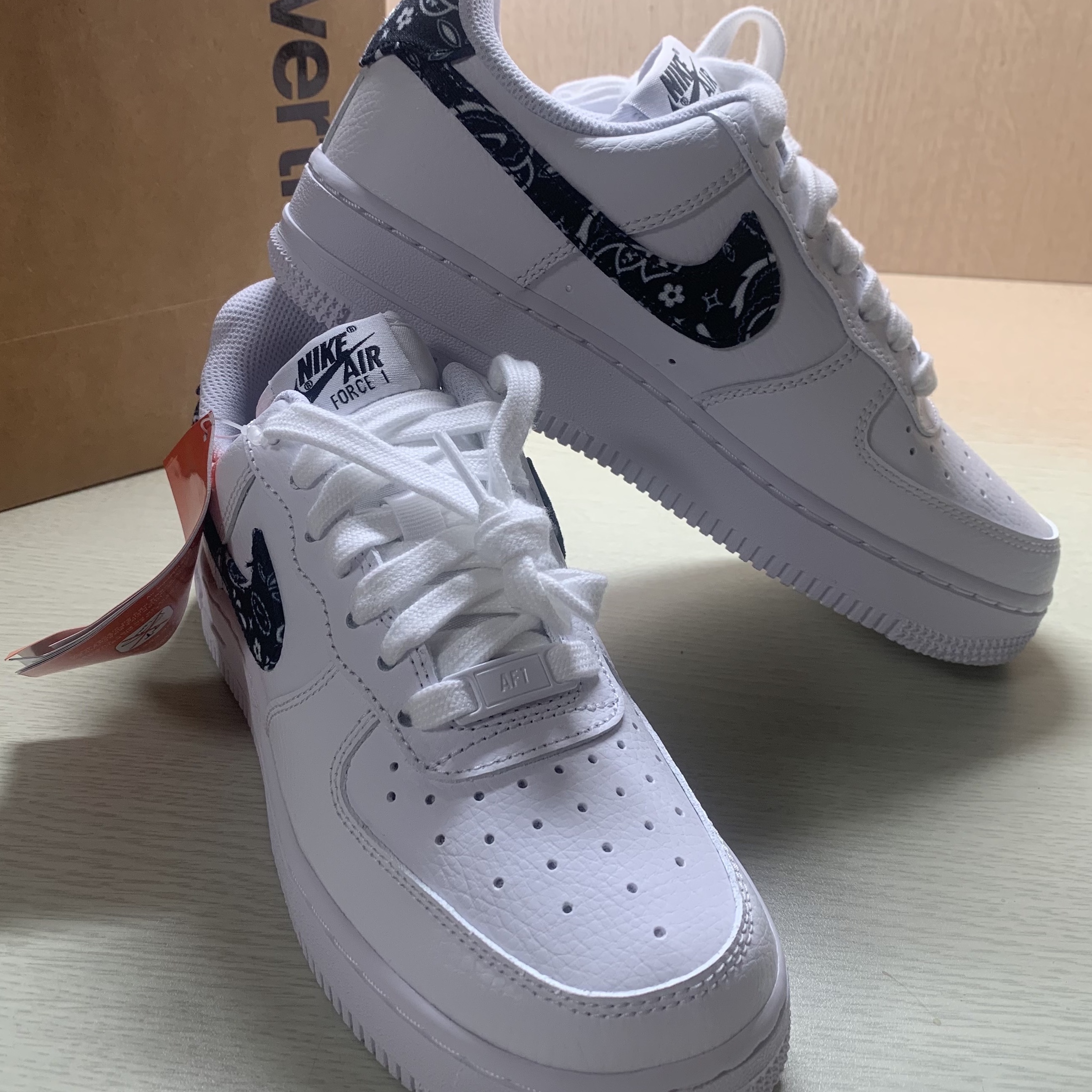(W) Nike Air Force 1 '07 Essential Paisley Swoosh White Black 착용 스타일