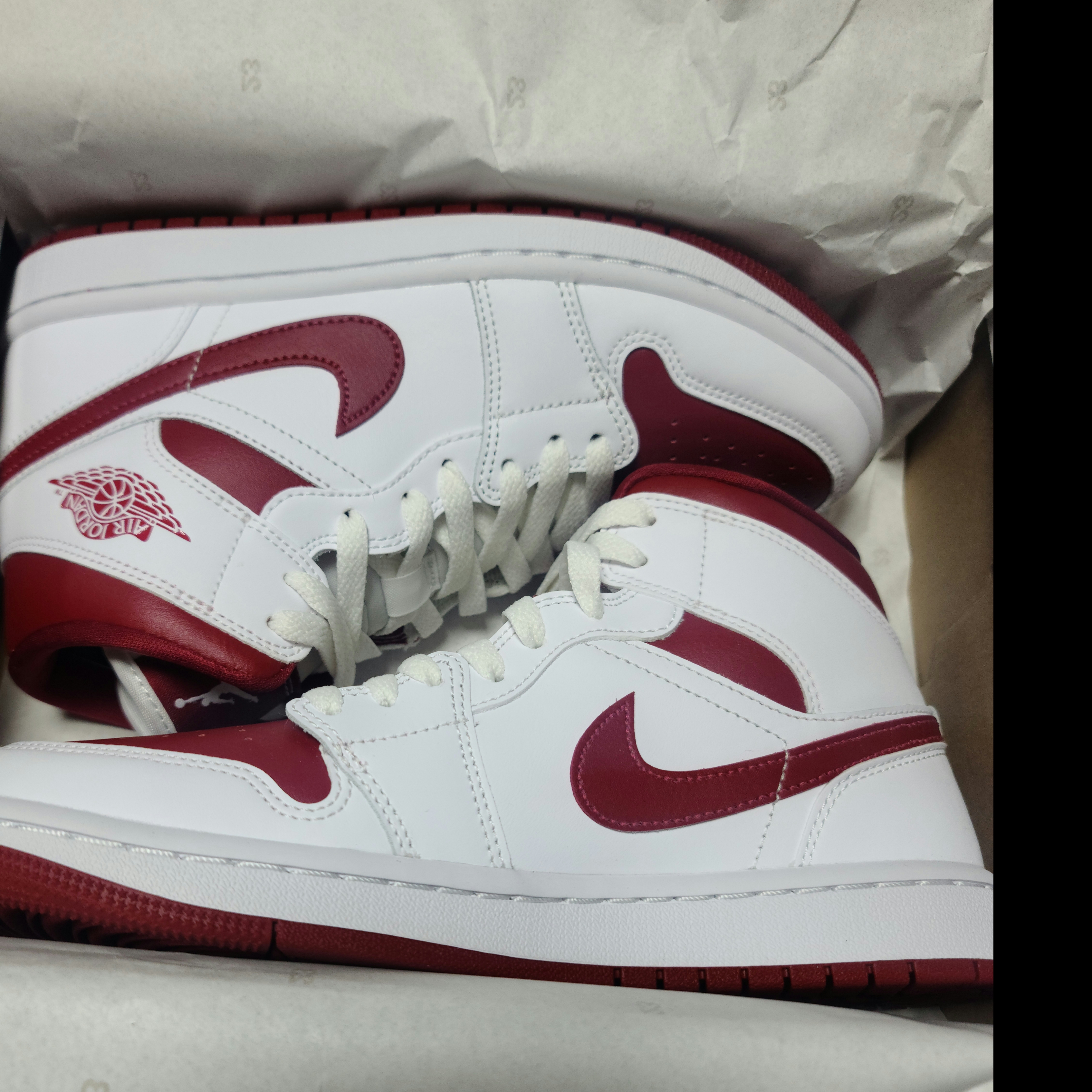 (W) Jordan 1 Mid Championship Red 착용 스타일