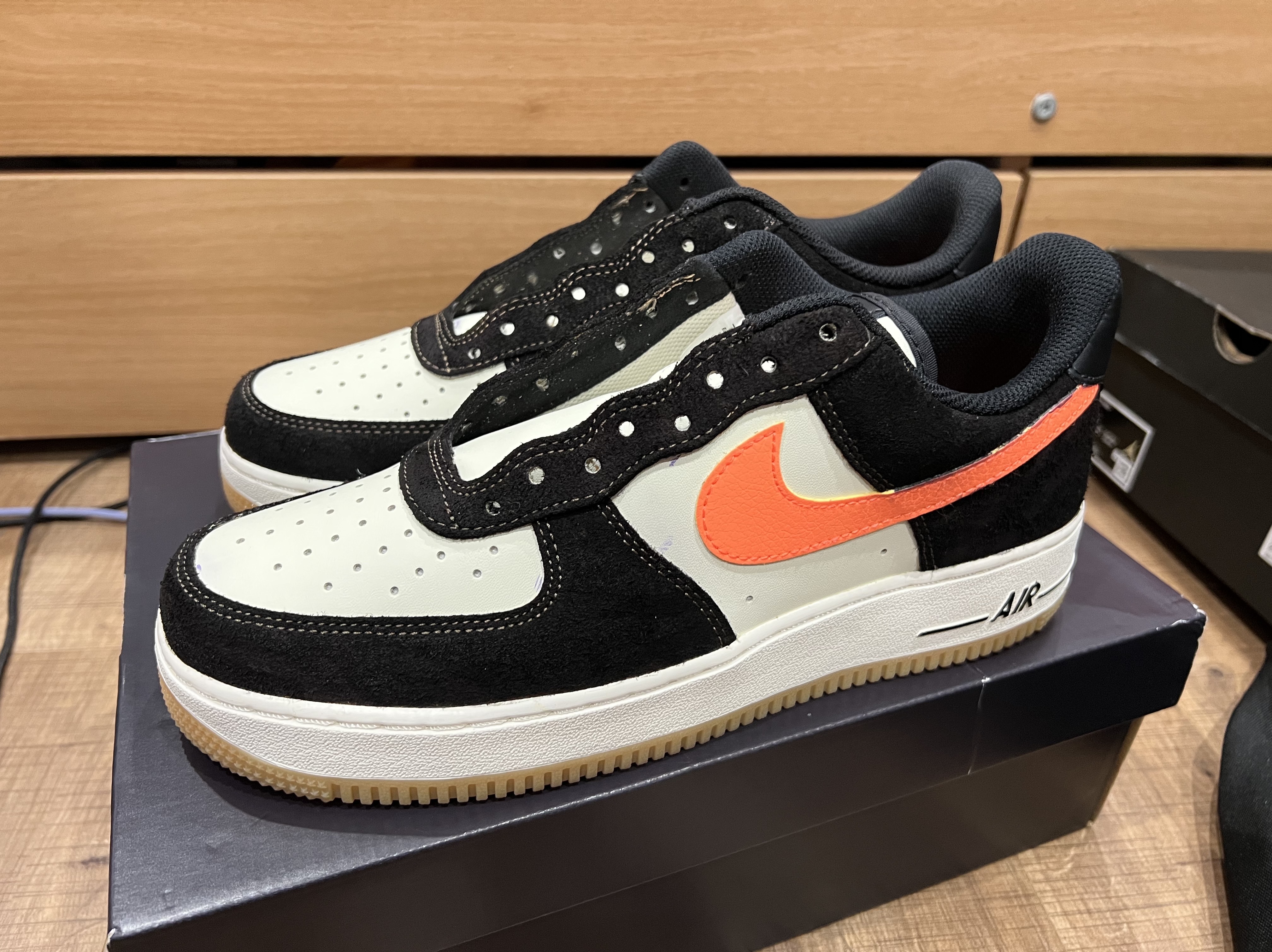 Nike Air Force 1 '07 PRM Orange Zebra 착용 스타일 - 3