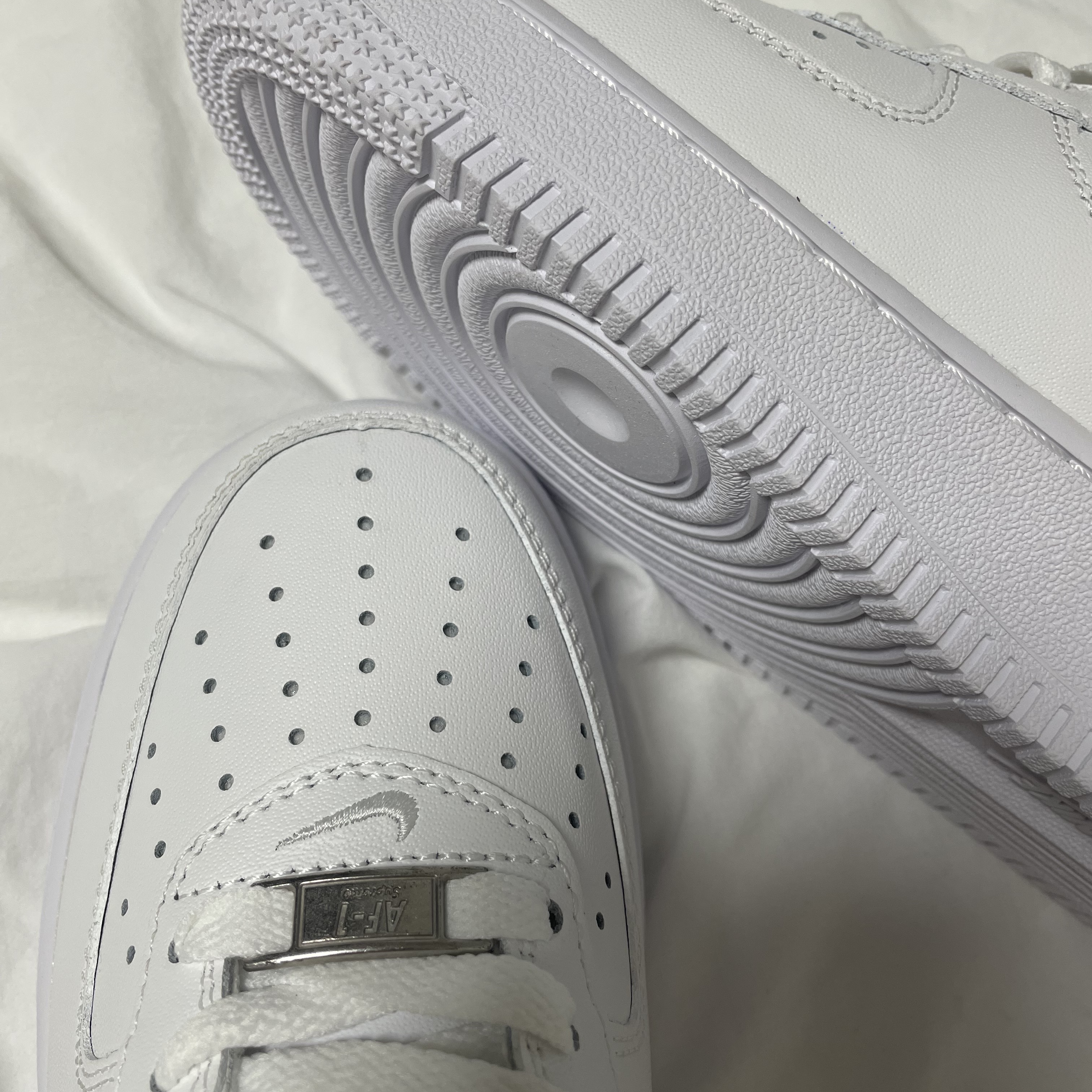 Nike x Supreme Air Force 1 Low White 착용 스타일 - 2