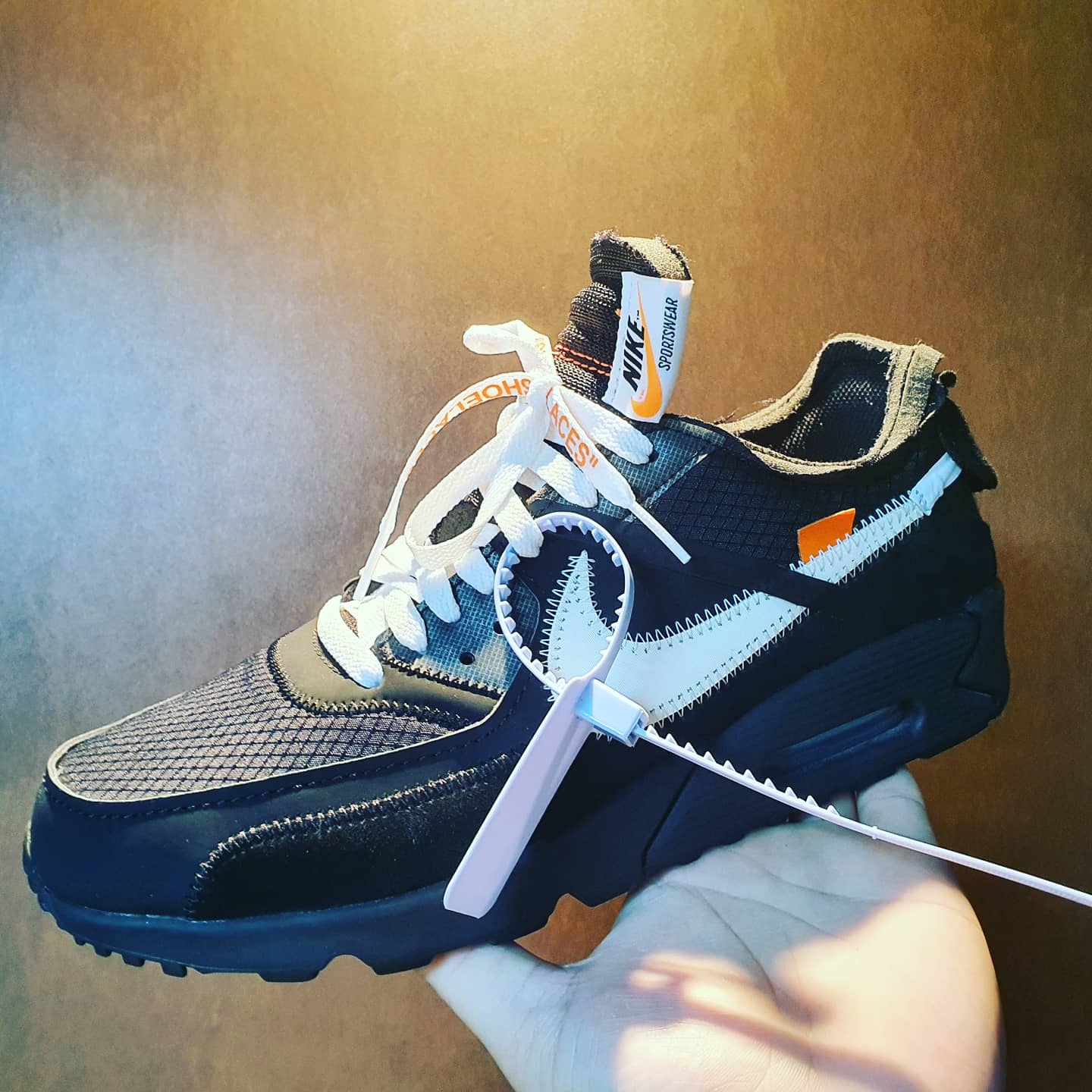Nike x Off-White Air Max 90 V2 Black White 착용 스타일 - 2