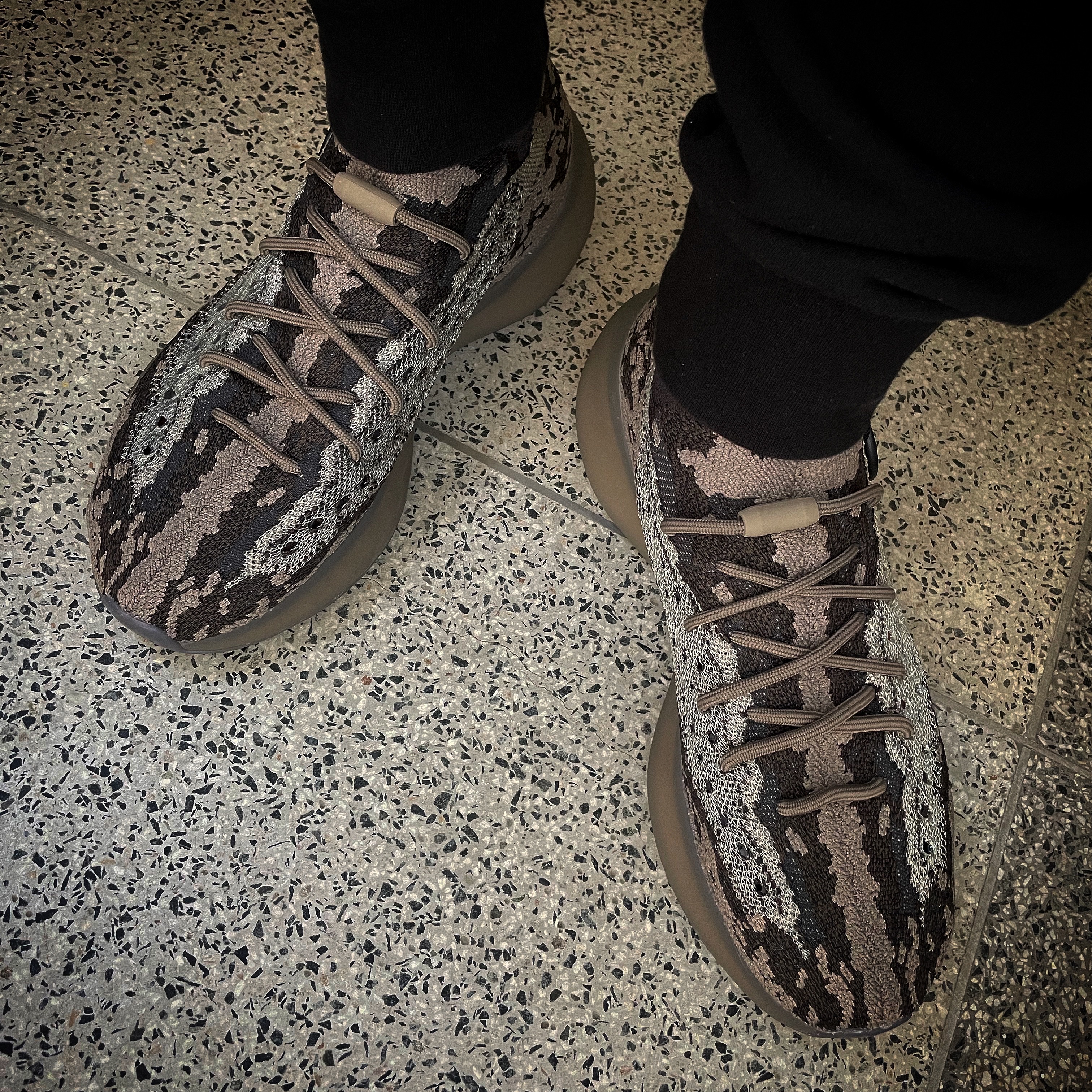 Adidas Yeezy Boost 380 Stone Salt 착용 스타일