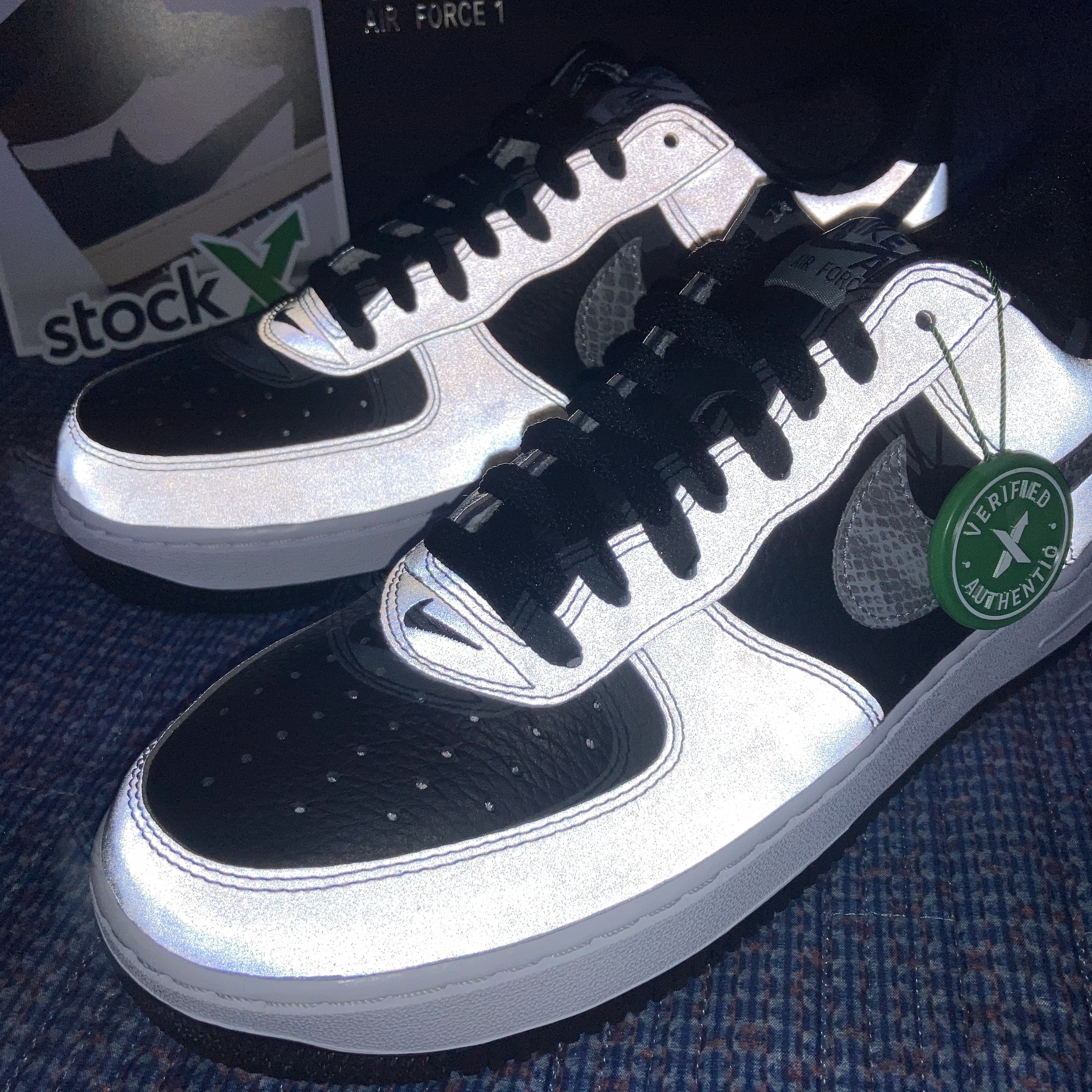 Nike Air Force 1 B Silver Snake 착용 스타일 - 3