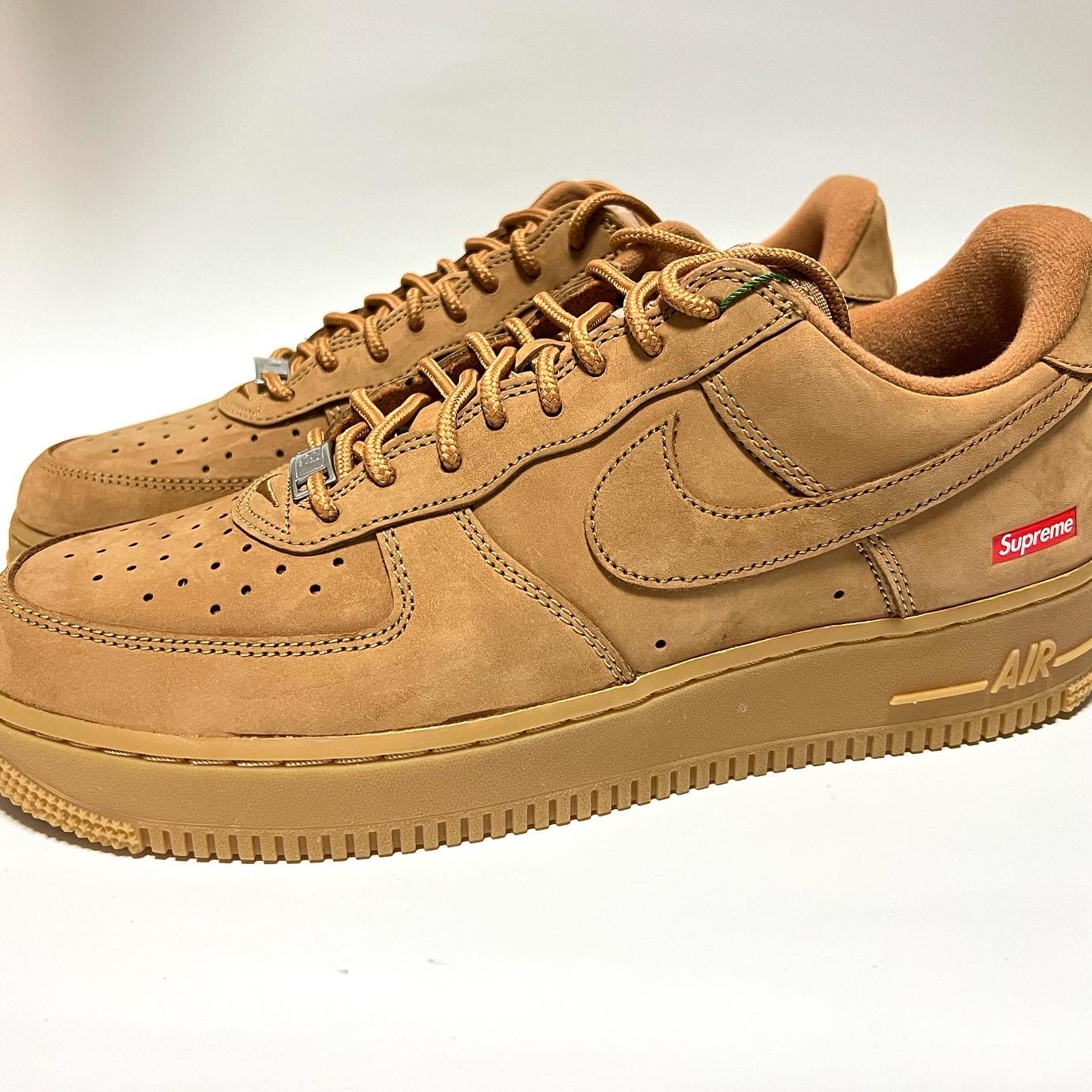 Nike x Supreme Air Force 1 Low Flax 착용 스타일 - 2
