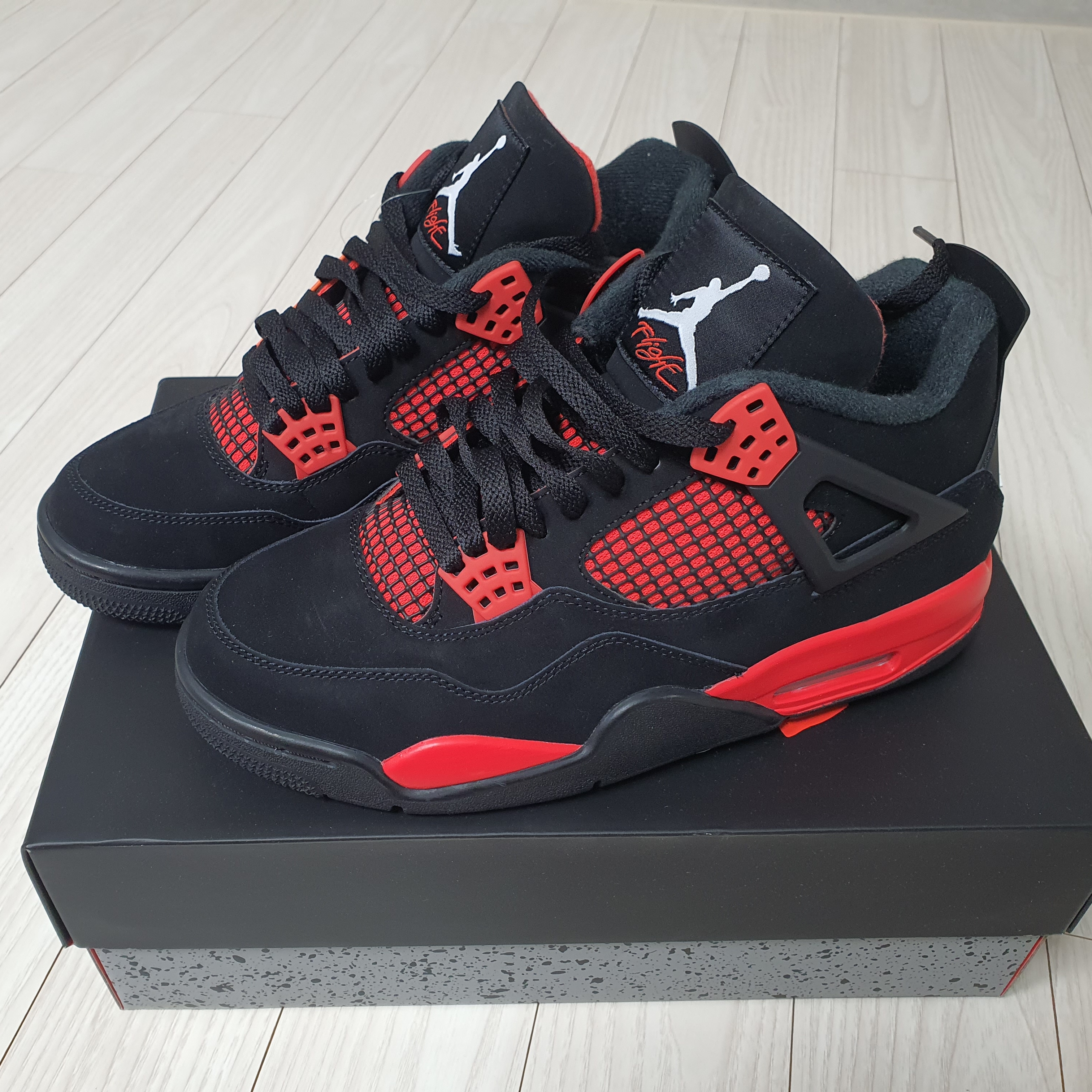 Jordan 4 Retro Crimson 착용 스타일