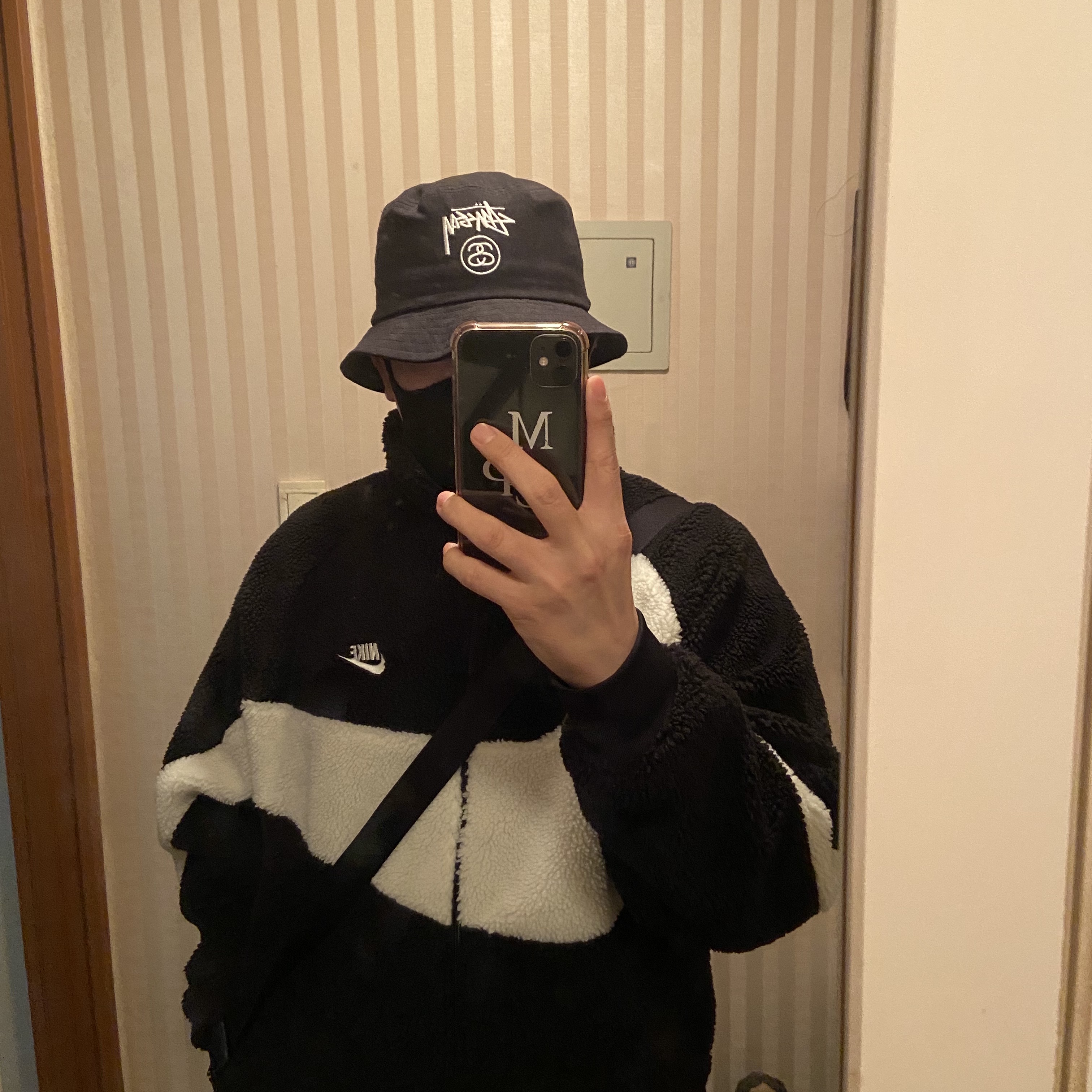 Nike Big Swoosh Full Zip Jacket Black Sail 착용 스타일