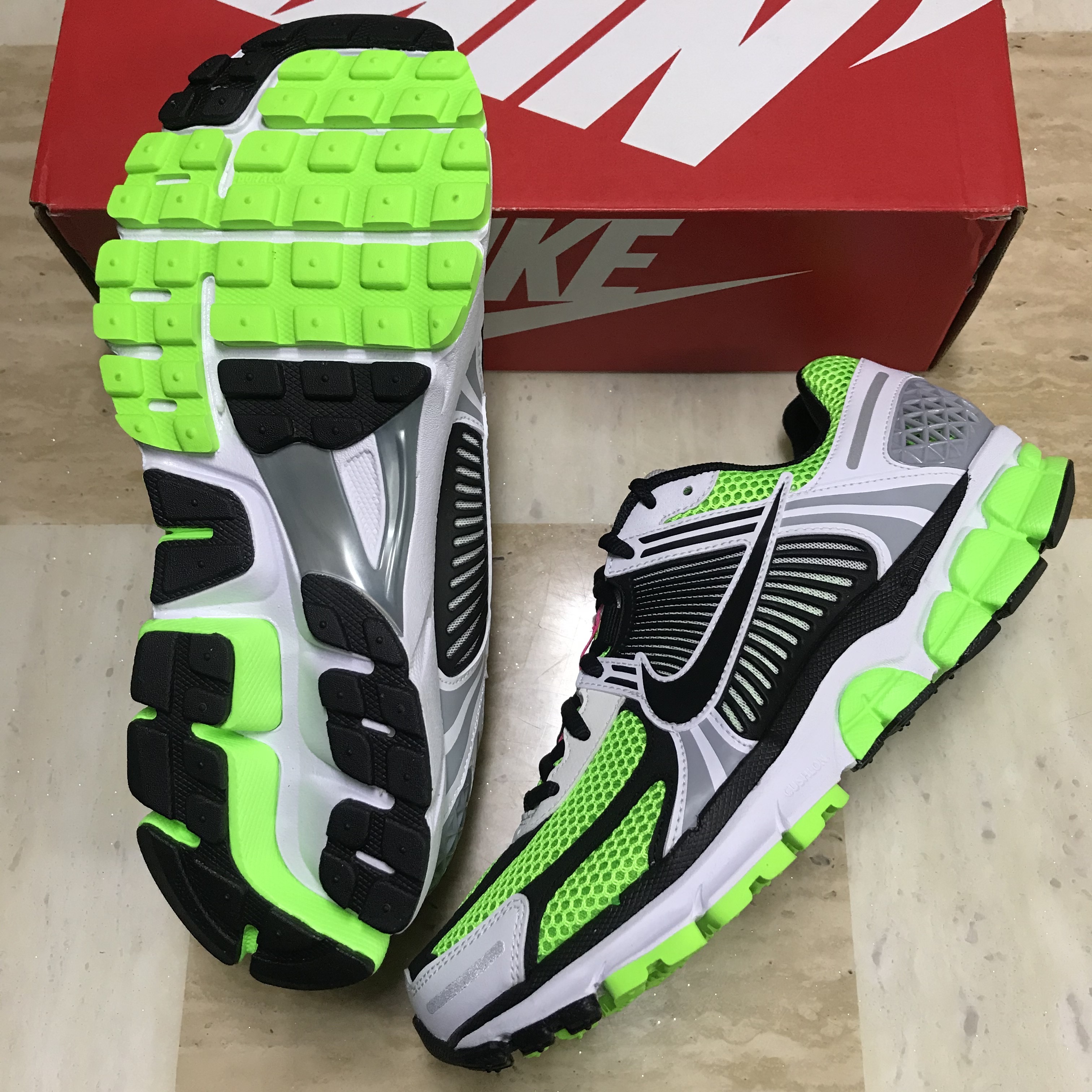 Nike Zoom Vomero 5 Electric Green Black 착용 스타일 - 3
