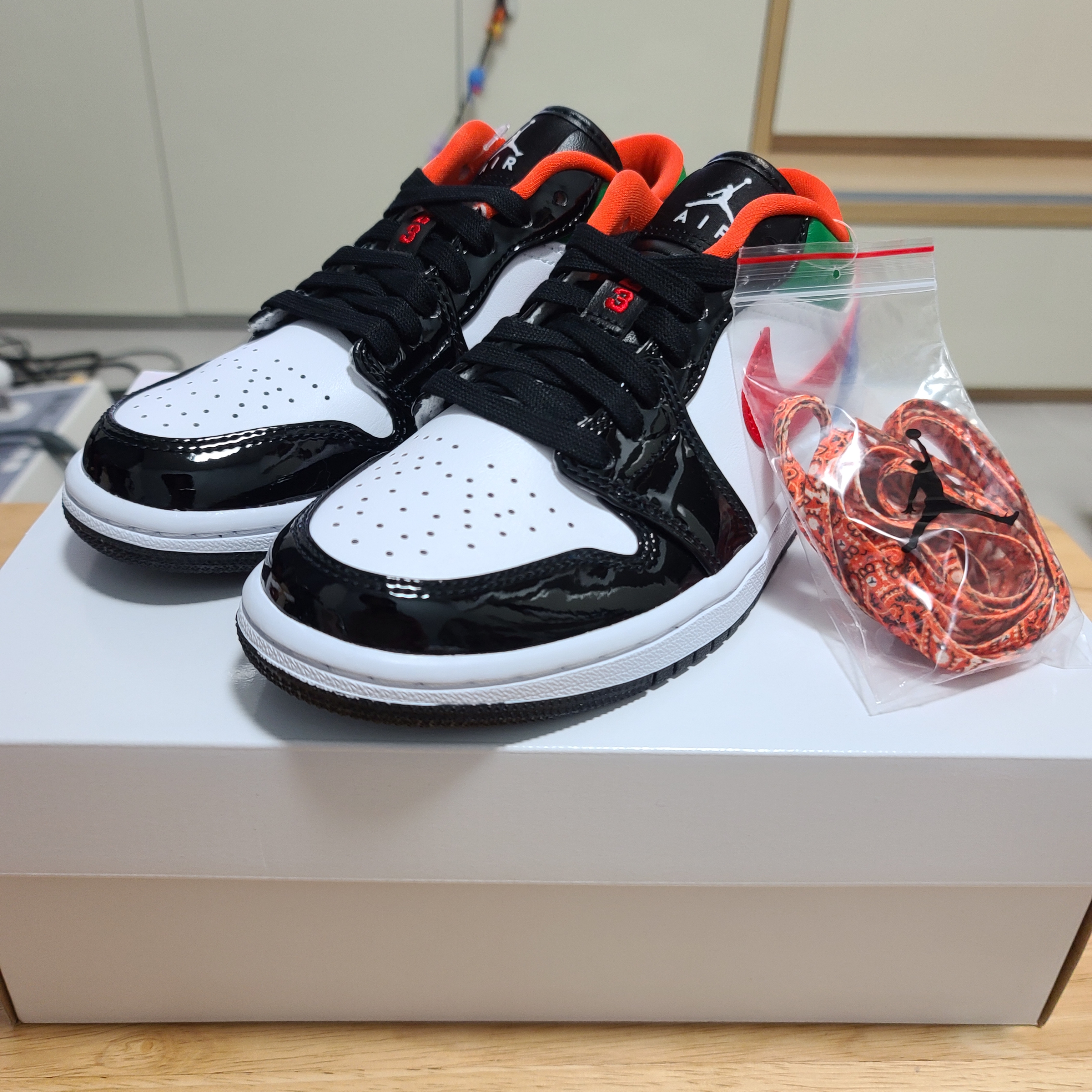 (W) Jordan 1 Low SE Multi-Color Black Toe 착용 스타일 - 1