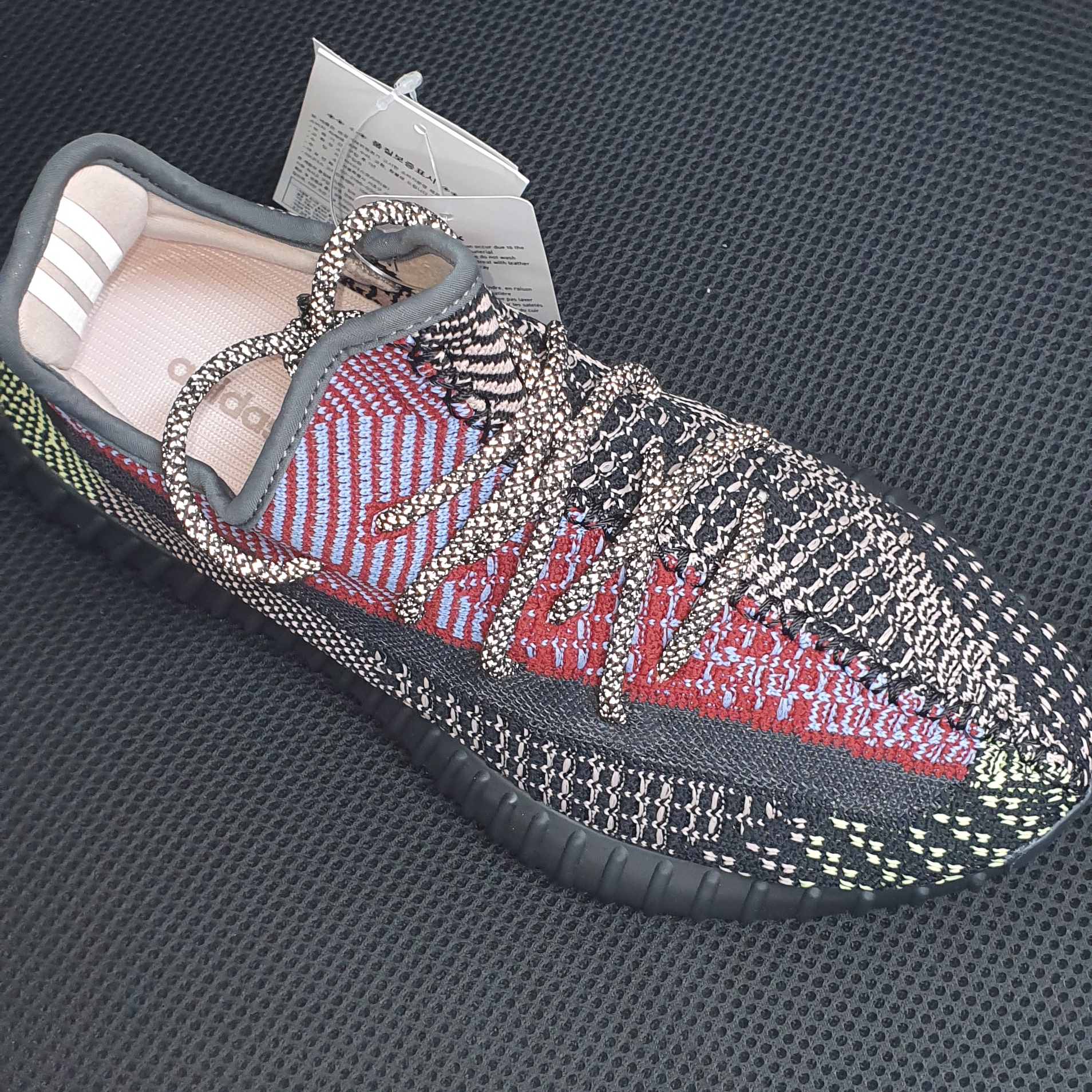 Adidas Yeezy Boost 350 V2 Yecheil - Non-Reflective 착용 스타일 - 1
