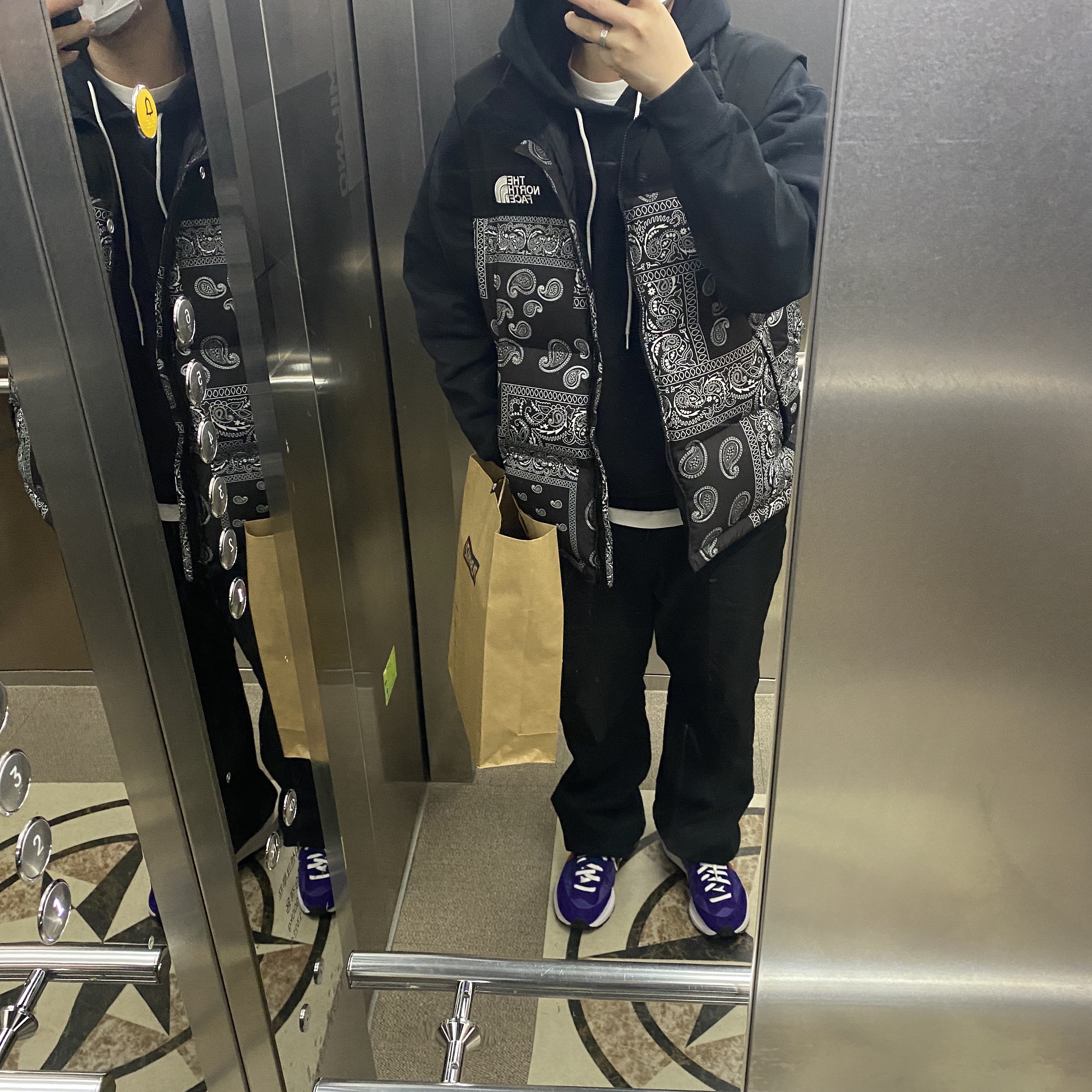 The North Face Nuptse Down Vest Black, Nike x Off-White NRG Pants Black 착용 스타일