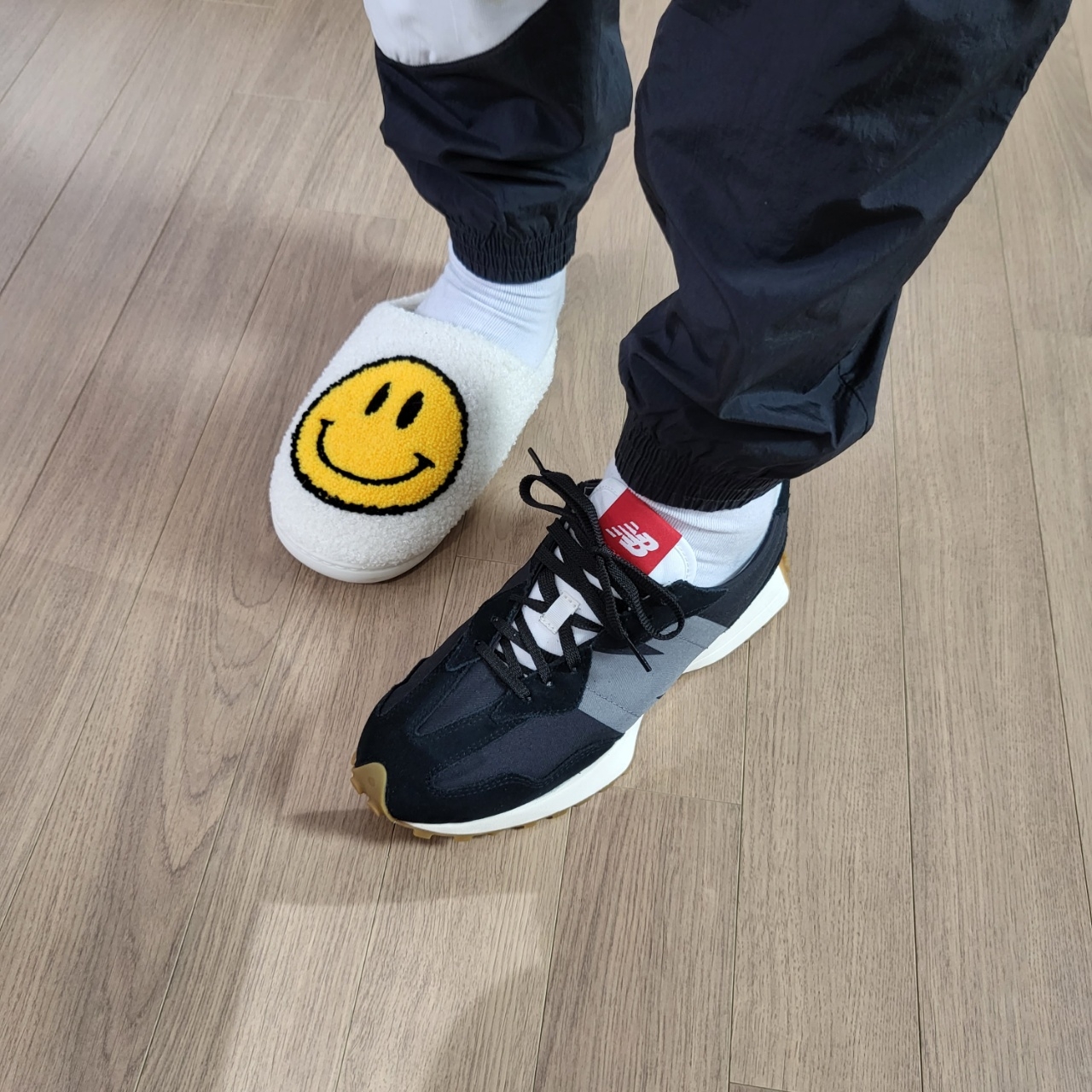 New Balance 327 Black Grey Gum 착용 스타일 - 1