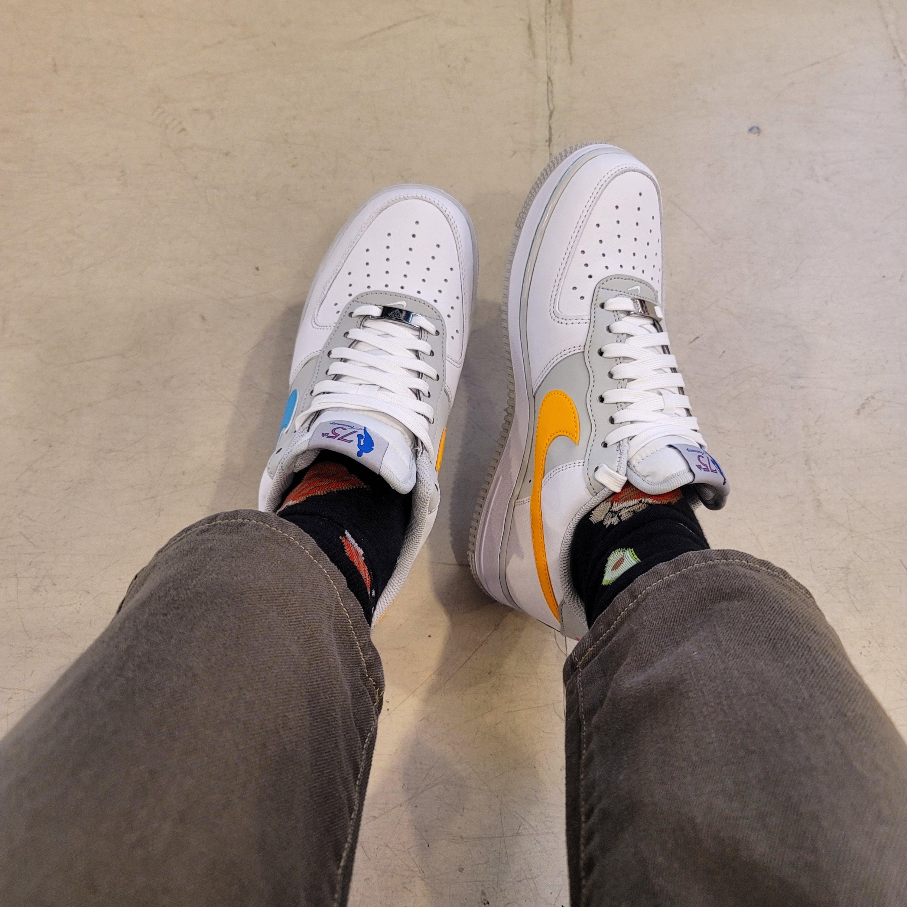 Nike x NBA Air Force 1 '07 LV8 EMB White Turquoise Blue 착용 스타일 - 1