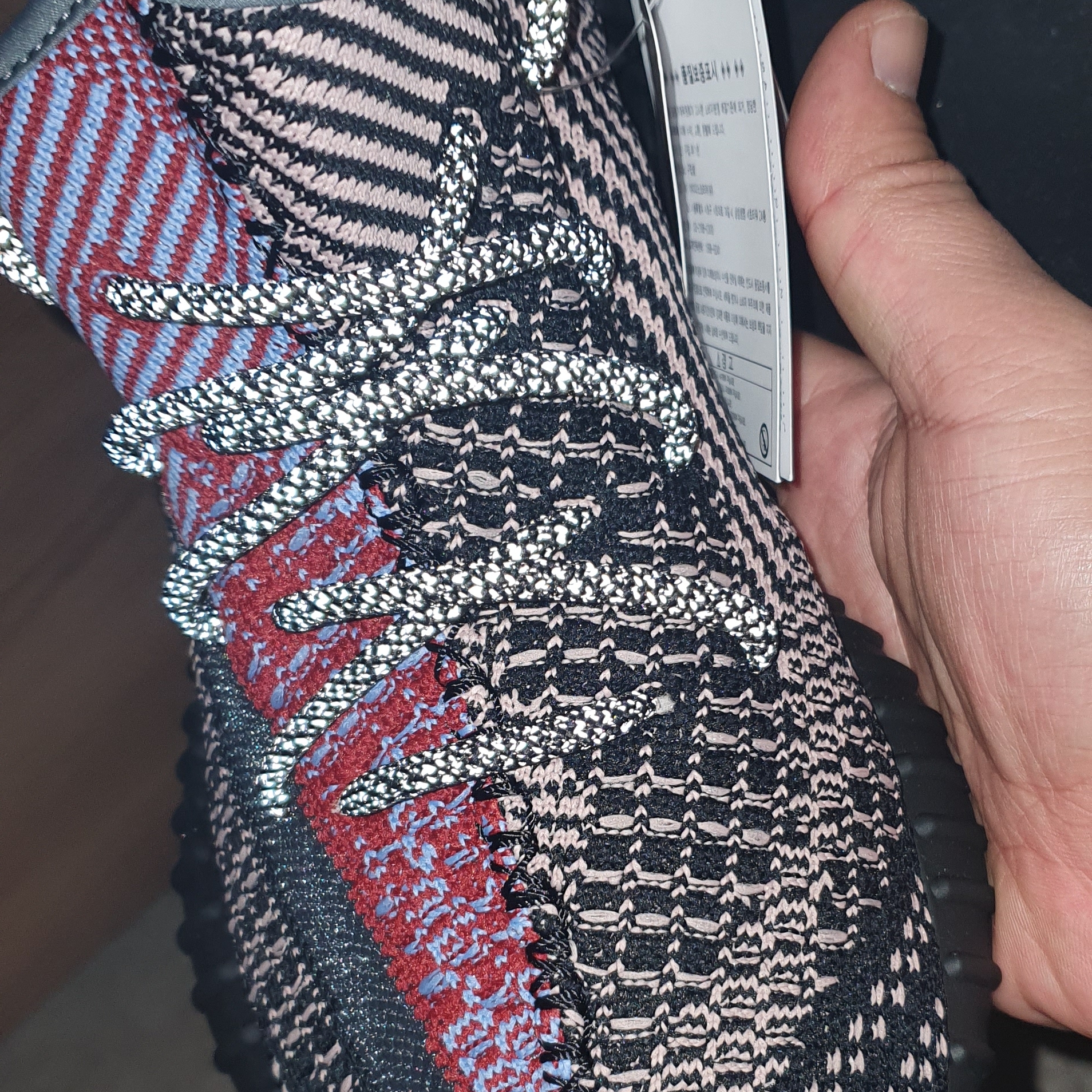 Adidas Yeezy Boost 350 V2 Yecheil - Non-Reflective 착용 스타일 - 2