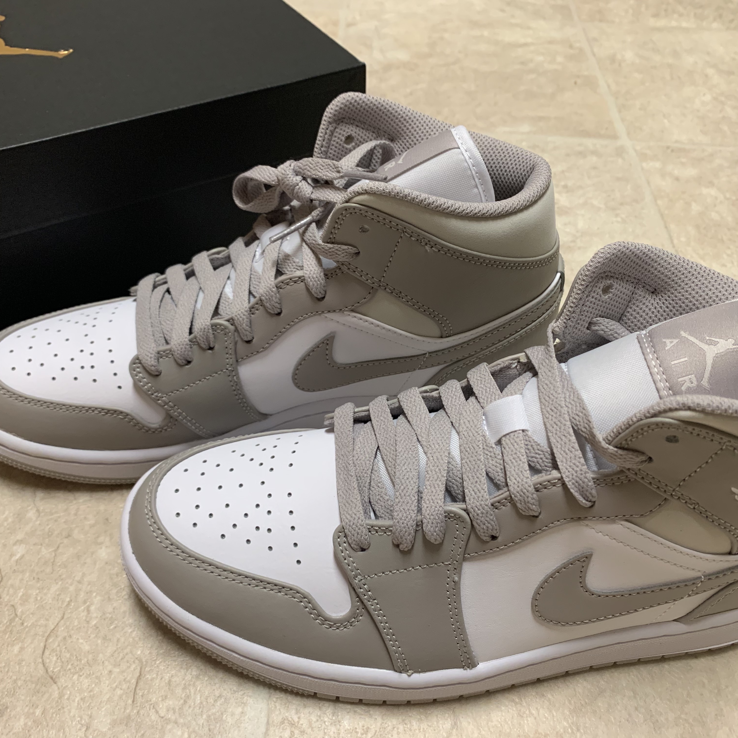 Jordan 1 Mid College Grey 착용 스타일