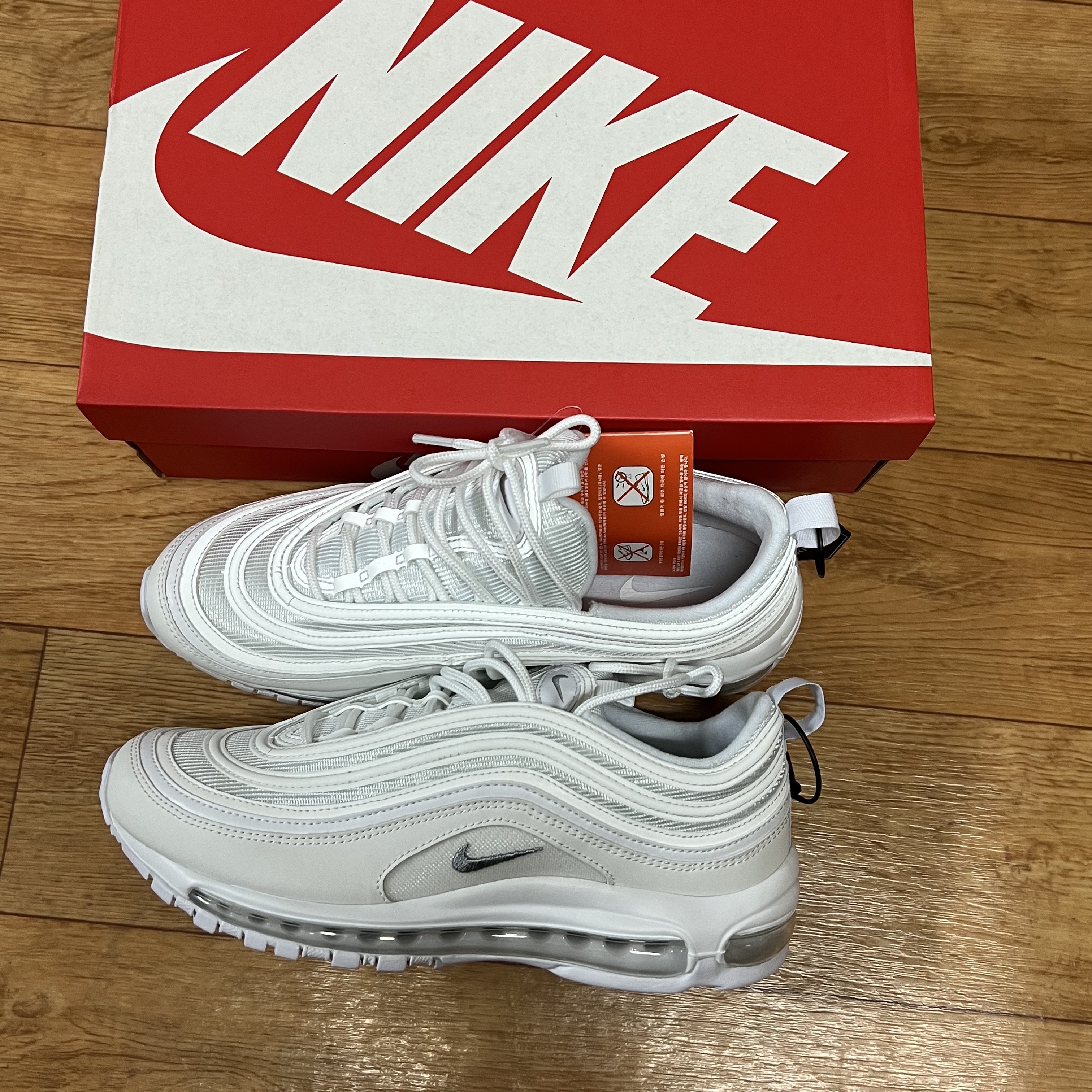 Nike Air Max 97 Triple White Wolf Grey 착용 스타일