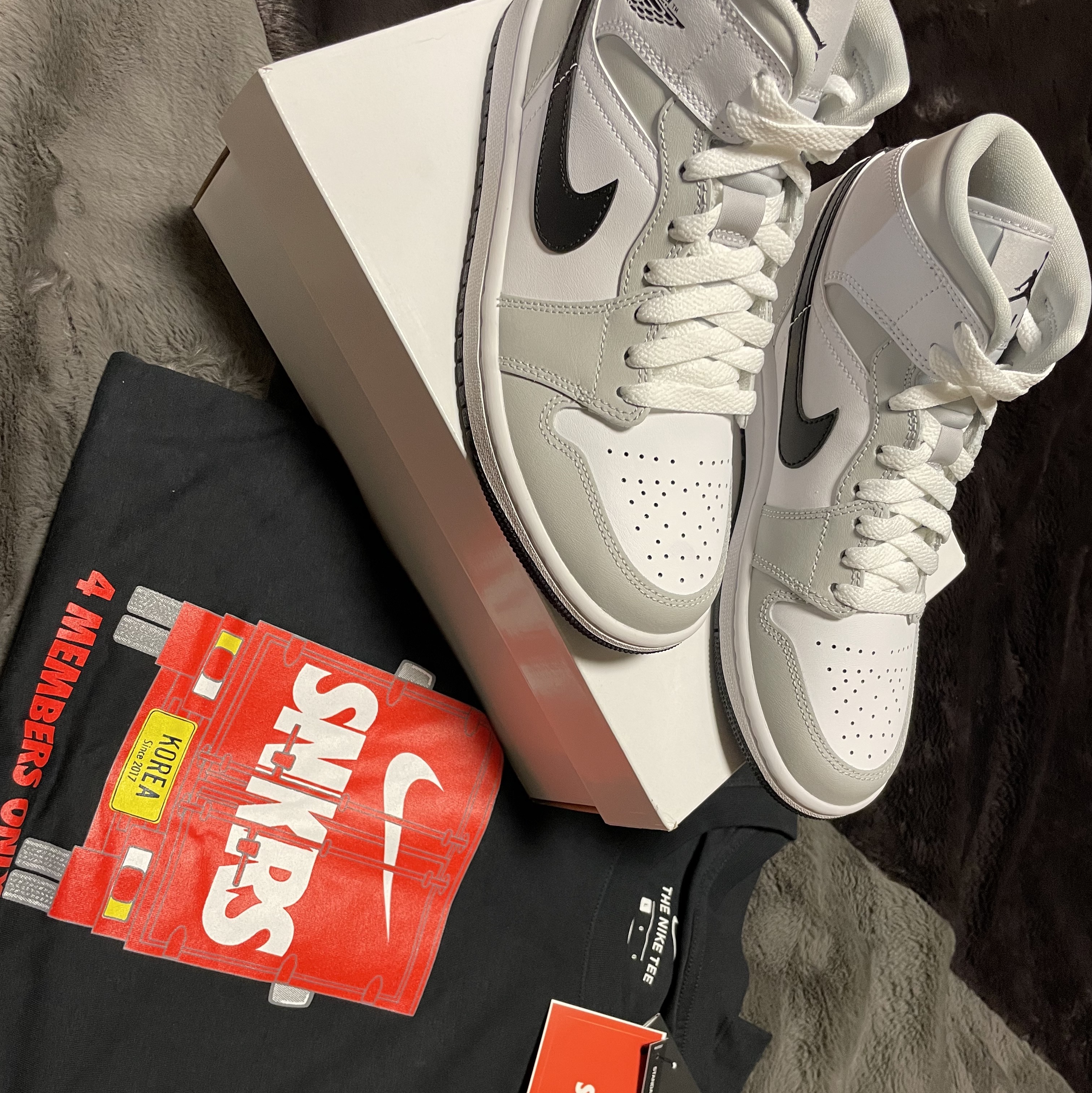 (W) Jordan 1 Mid Grey Fog, Nike NSW Faux Fur Blanket Velvet Brown 착용 스타일