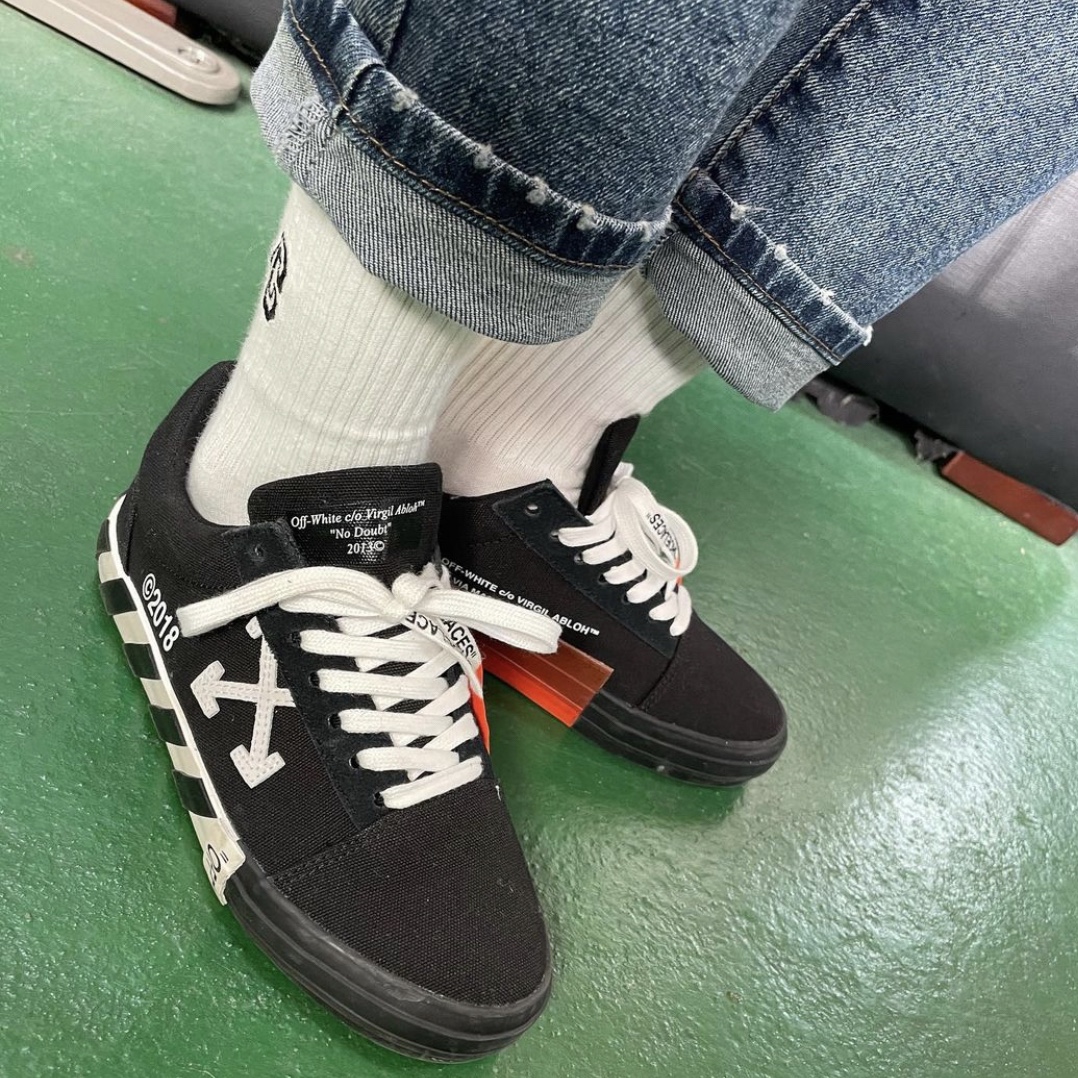 Off-White Vulcanized Sneakers Low White Black 2018 착용 스타일 - 2