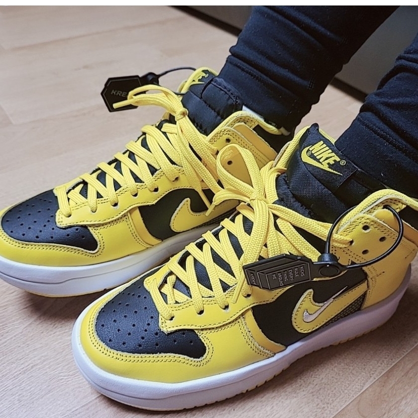 (W) Nike Dunk High Up Black and Varsity Maize 착용 스타일 - 2