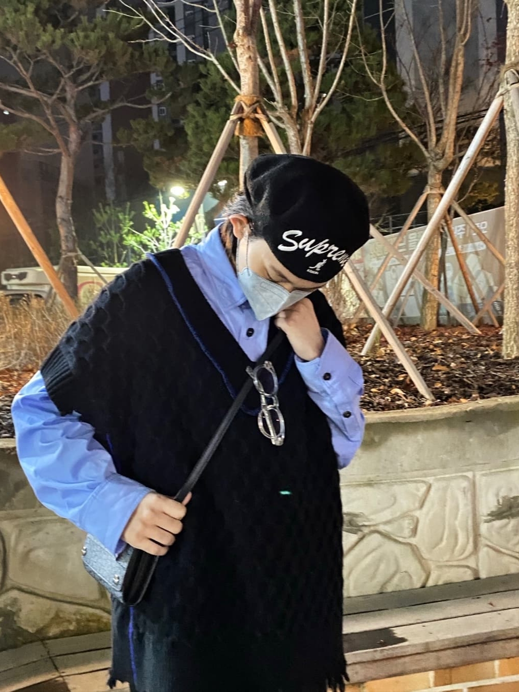 Zara x Ader Error Oversized Shirt Sky Blue, Zara x Ader Error Oversized Vest Black 착용 스타일 - 2
