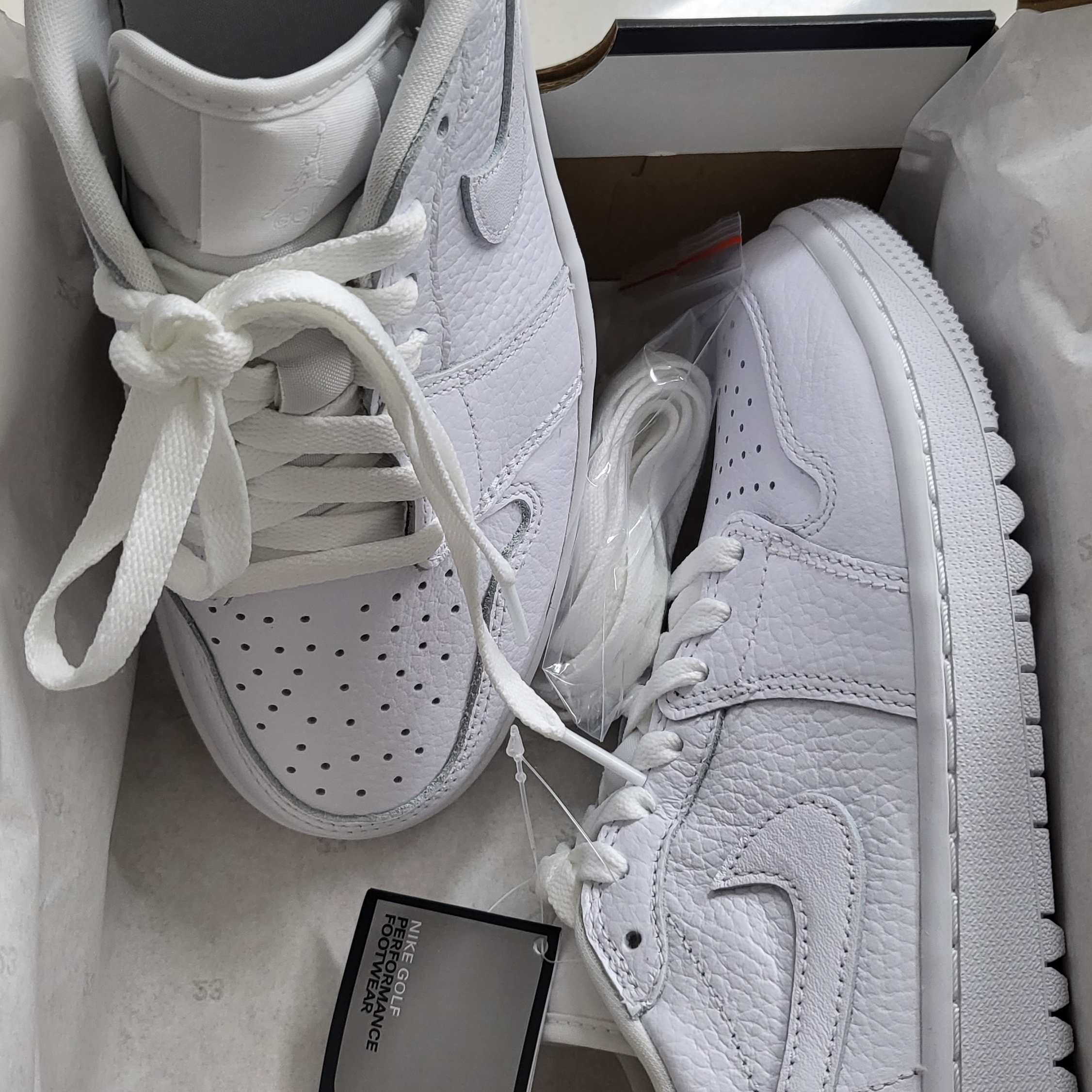 Jordan 1 Low Golf Triple White 착용 스타일 - 2