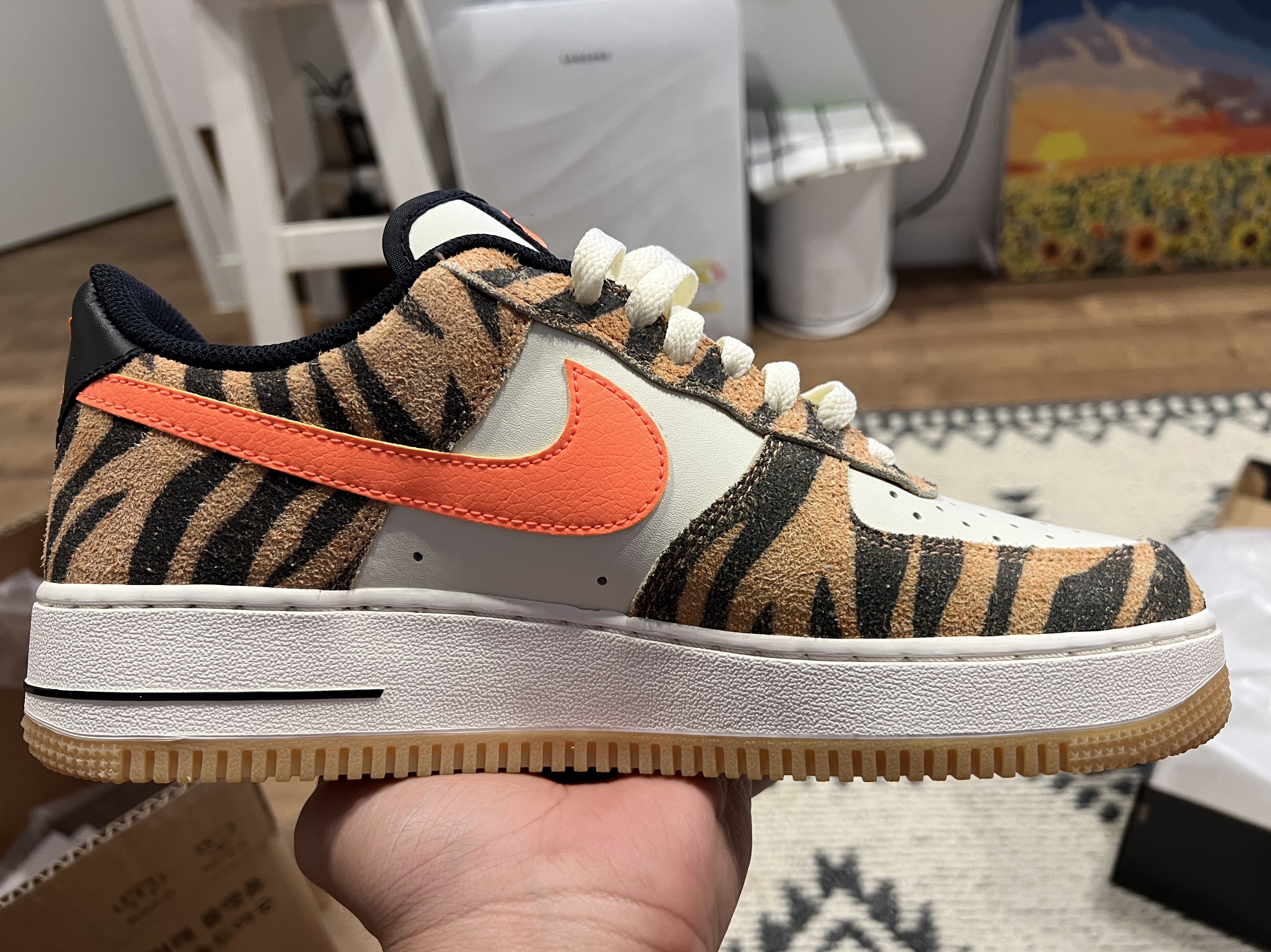 Nike Air Force 1 '07 PRM Orange Zebra 착용 스타일 - 2