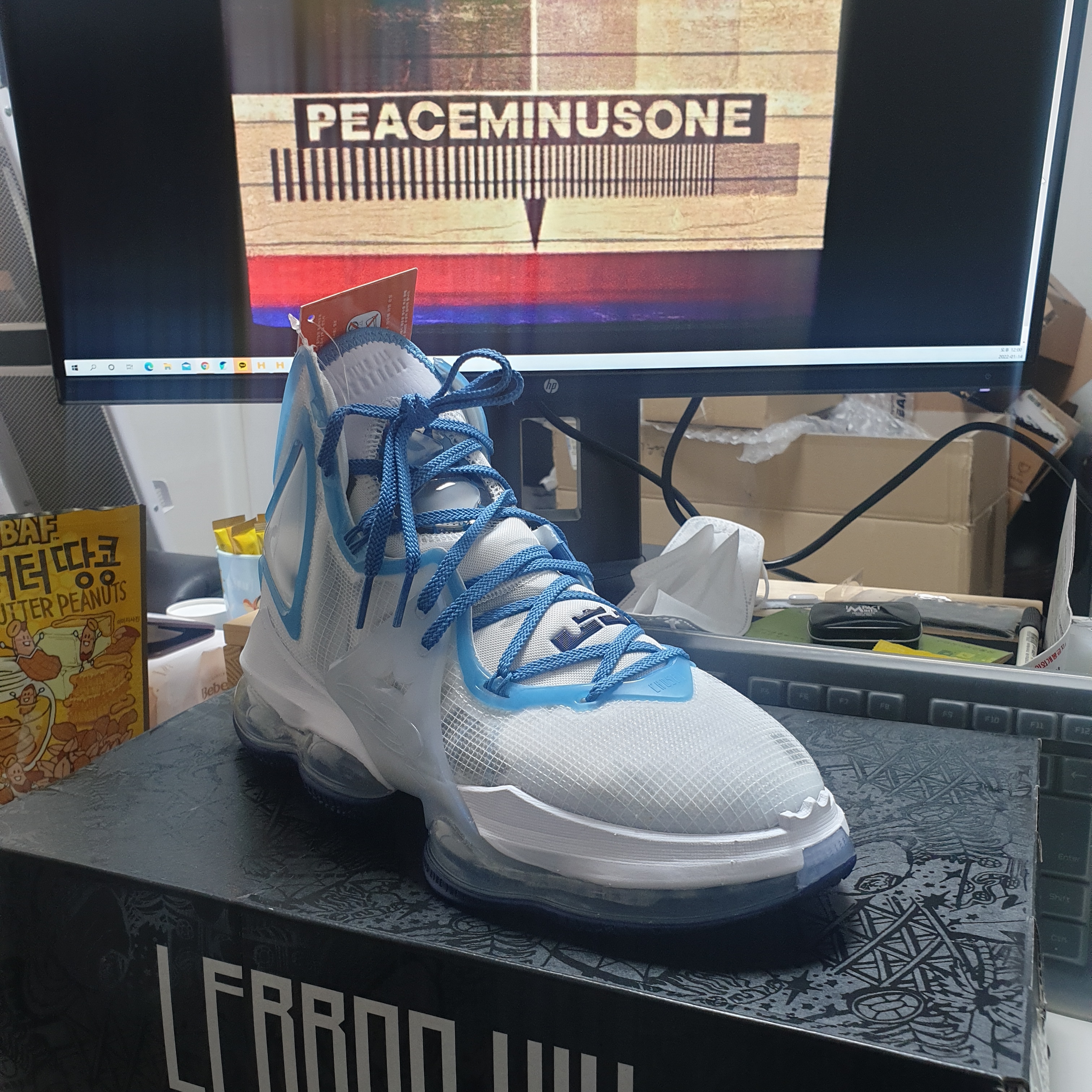 Nike x Space Jam: A New Legacy LeBron XIX White and Dutch Blue 착용 스타일 - 1