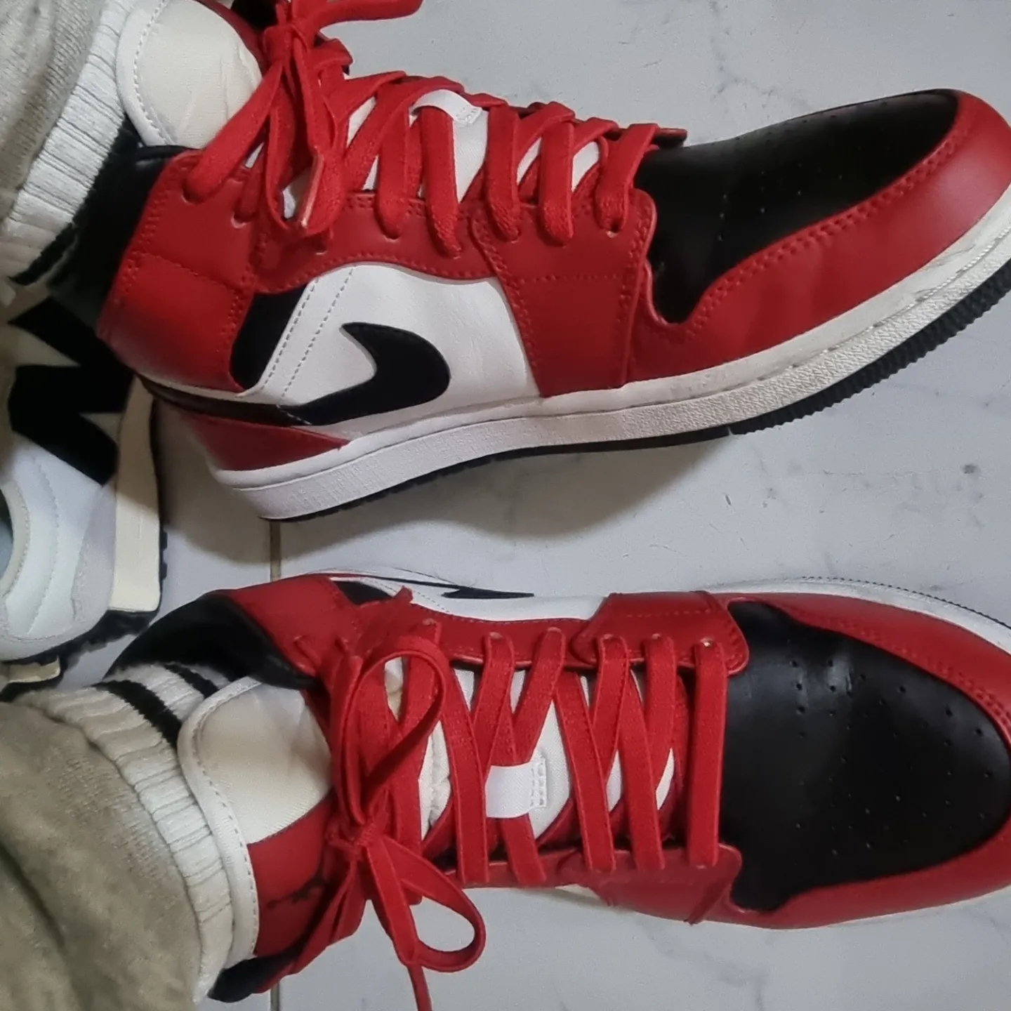 Jordan 1 Mid Chicago Black Toe 착용 스타일 - 2