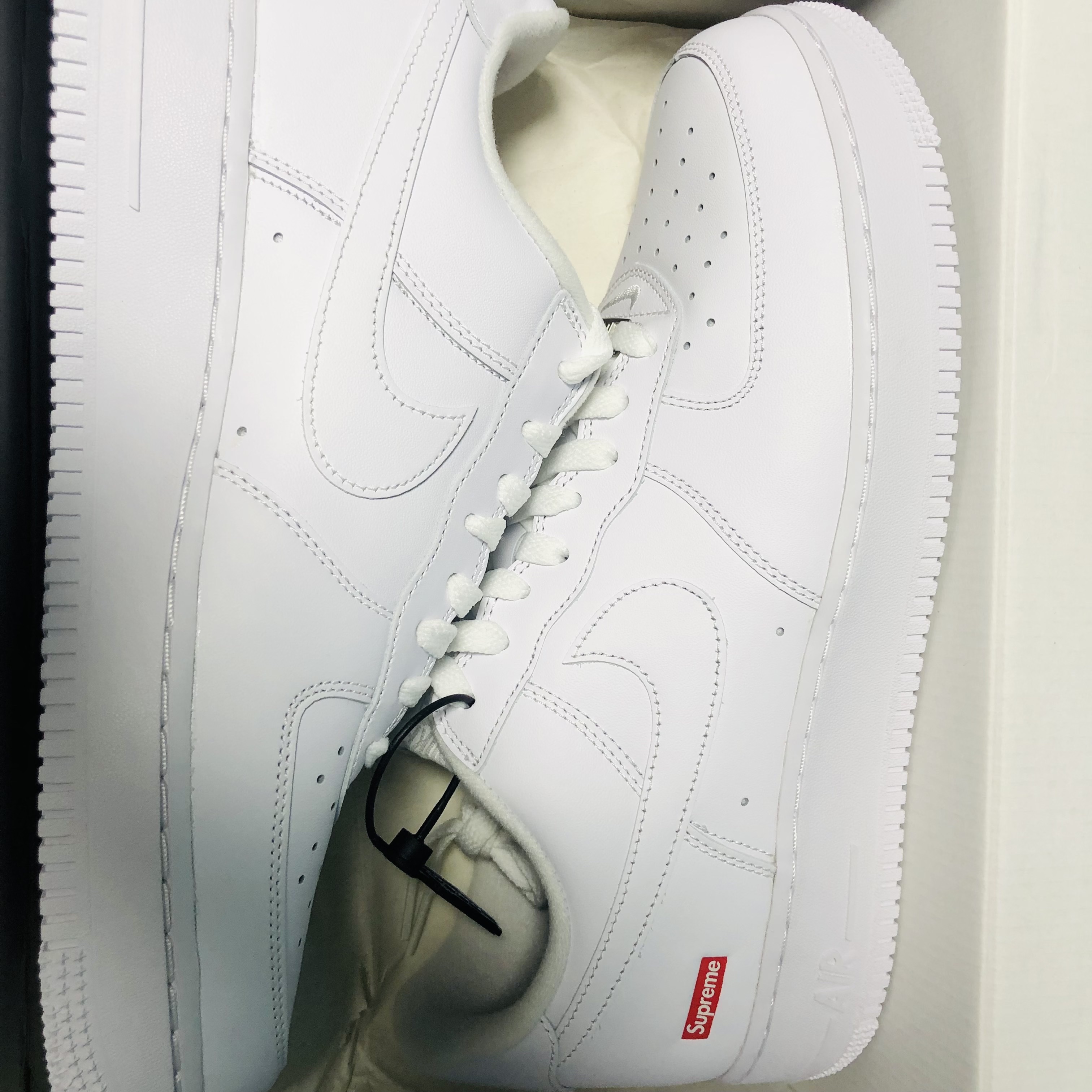 Nike x Supreme Air Force 1 Low White 착용 스타일