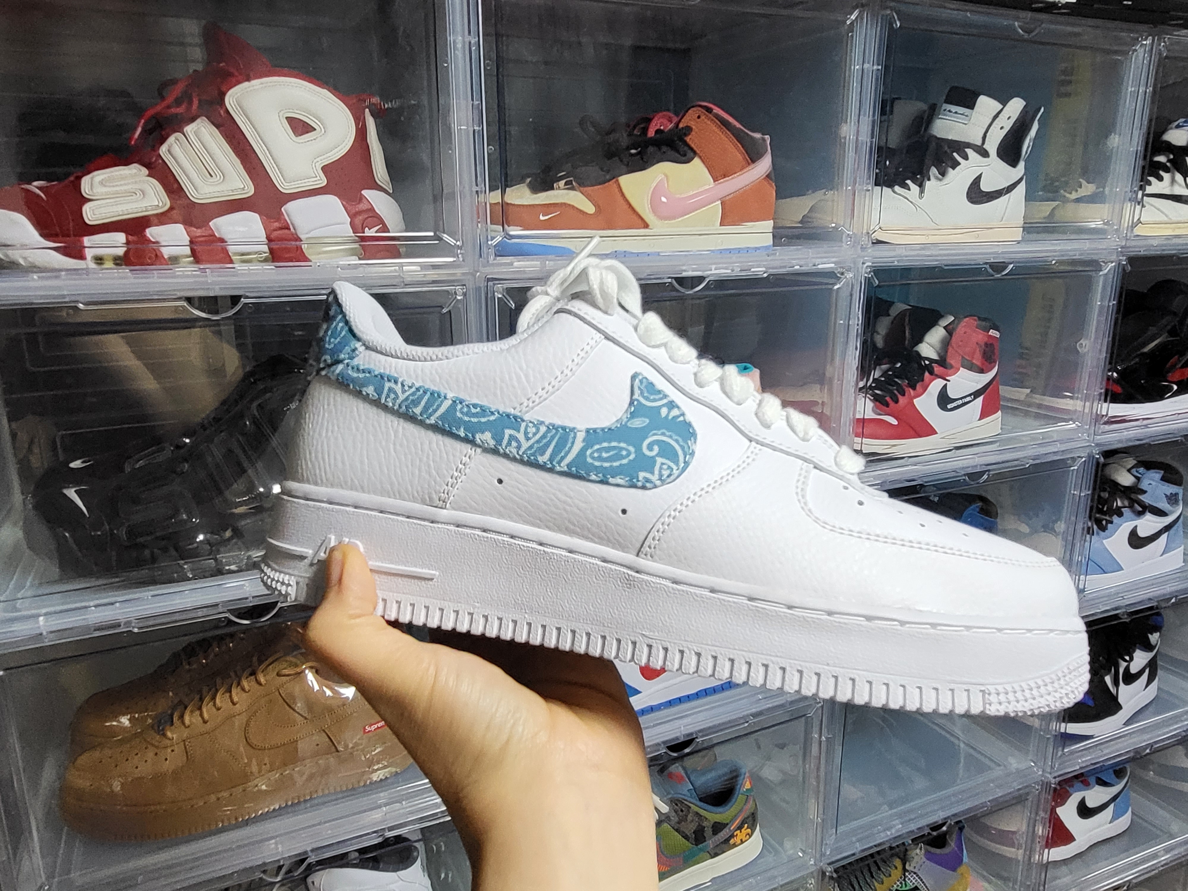 (W) Nike Air Force 1 '07 Essential Paisley Swoosh White Worn Blue 착용 스타일 - 1