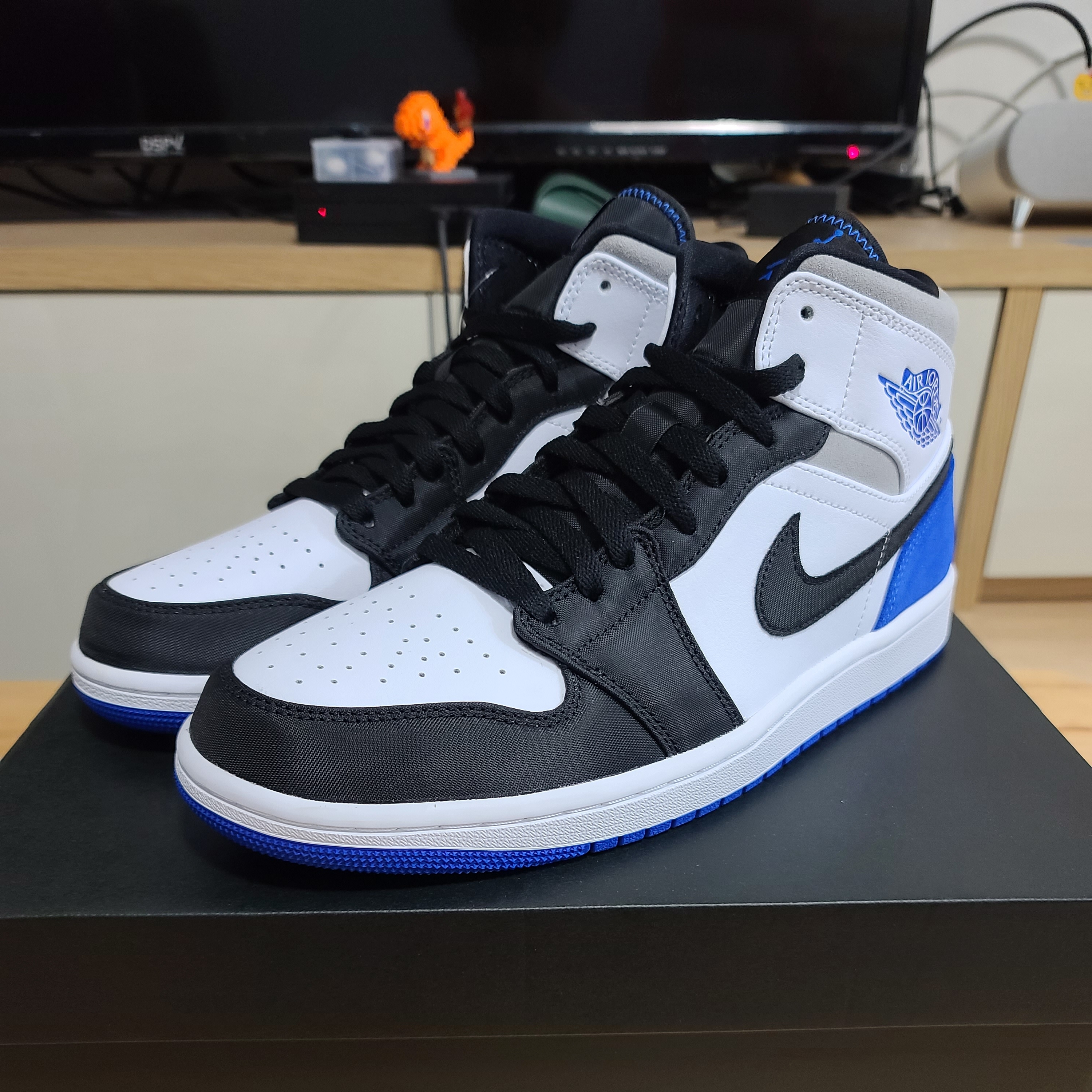 Jordan 1 Mid SE Hyper Royal 착용 스타일