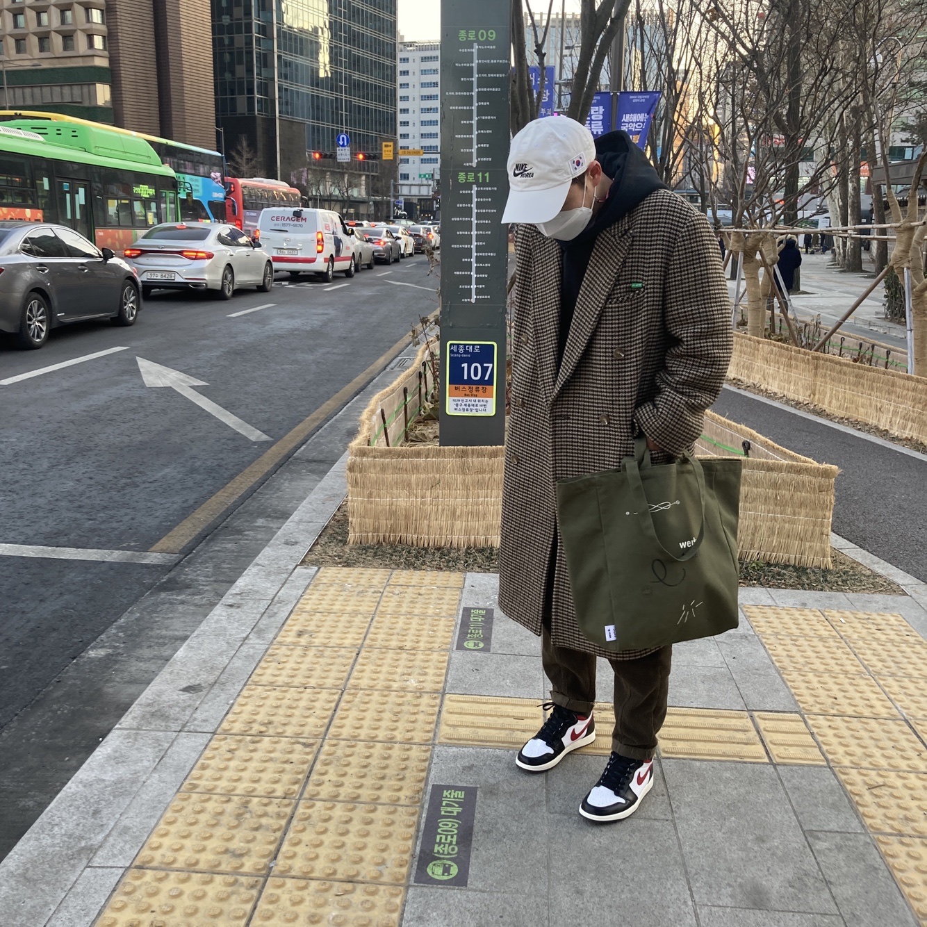 Nike H86 Korea Cap White, Jordan x Travis Scott x Fragment Hoodie Black (DJ0615-010) 착용 스타일