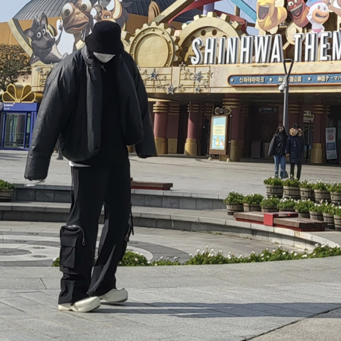 Yeezy Gap Round Jacket Black 착용 스타일