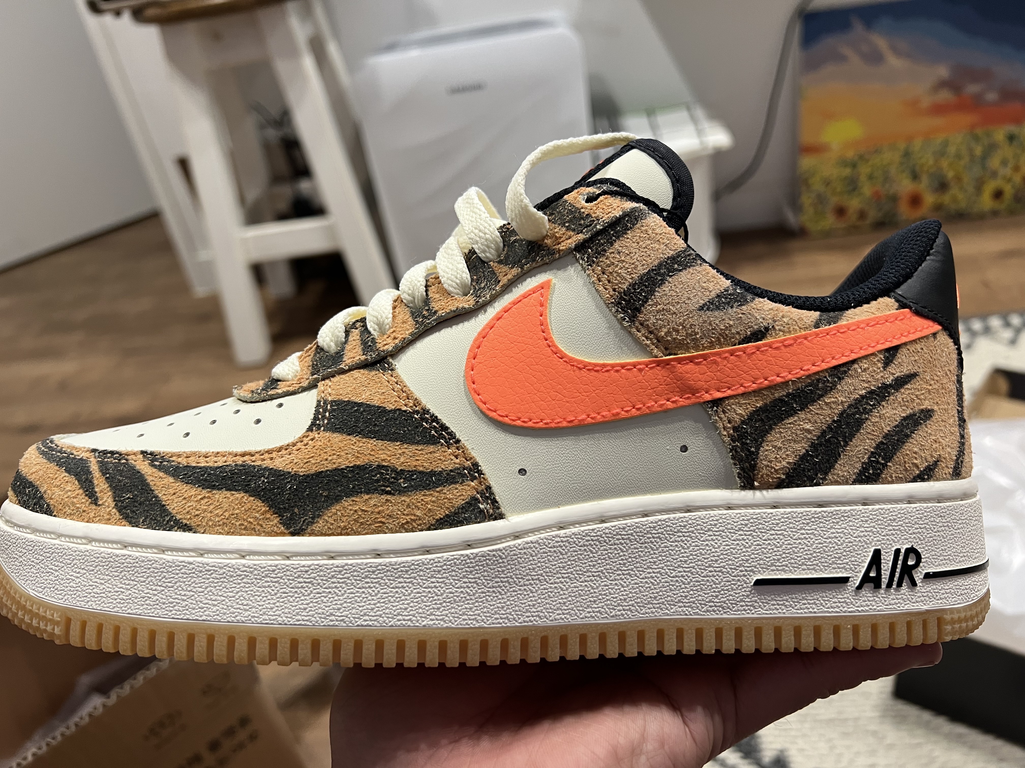 Nike Air Force 1 '07 PRM Orange Zebra 착용 스타일 - 1