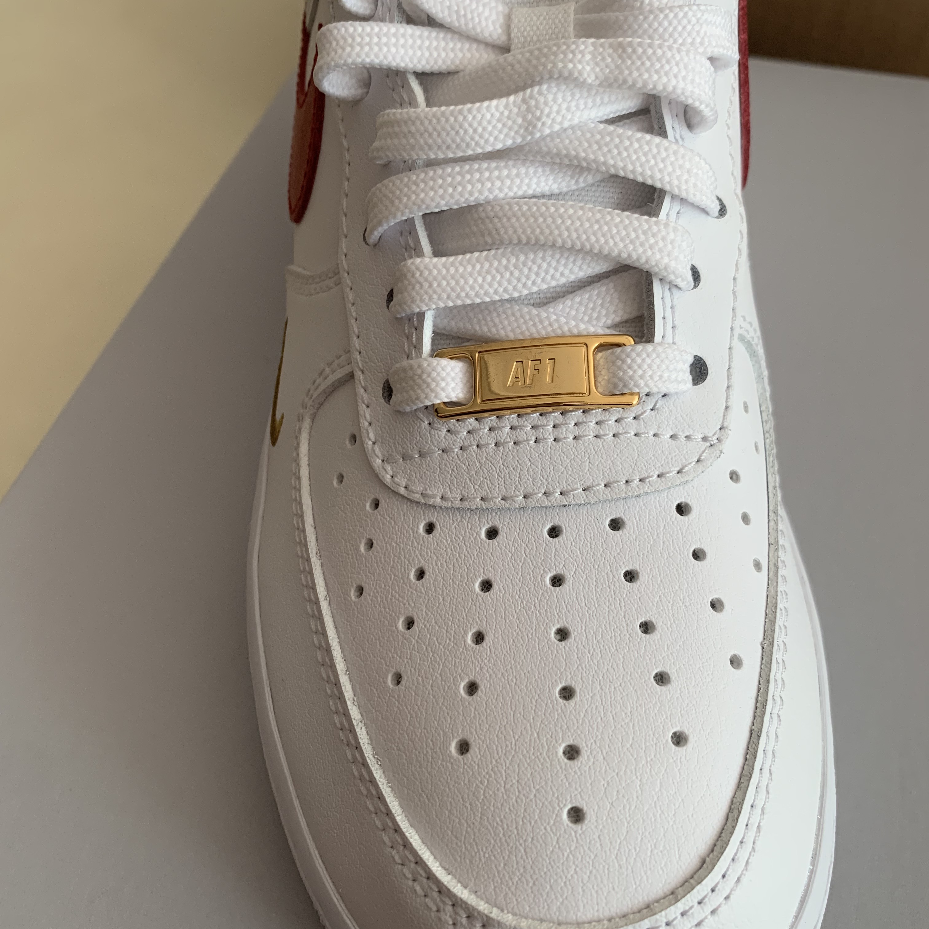 (W) Nike Air Force 1 '07 Essential White Gym Red 착용 스타일 - 1