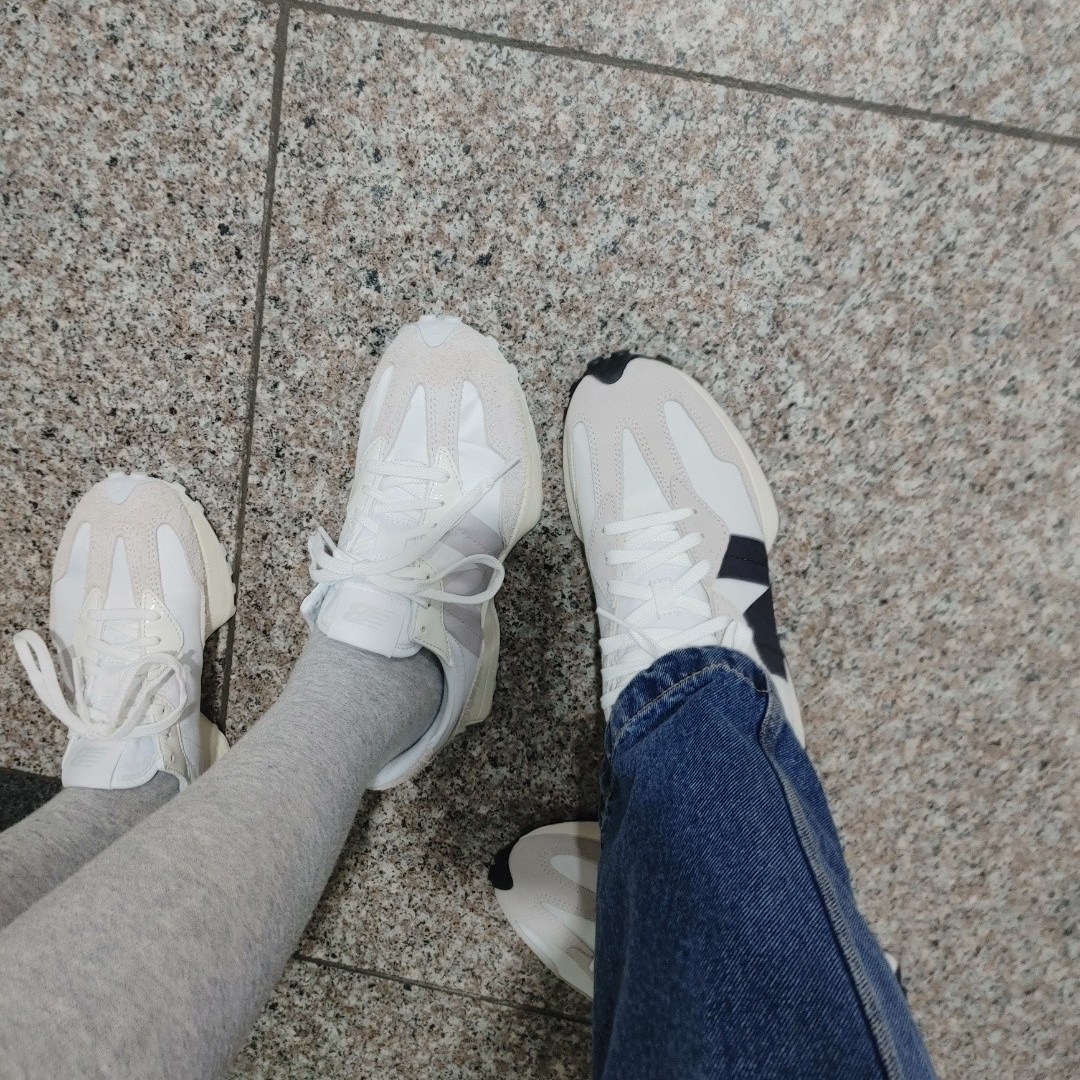 (W) New Balance 327 White Moonbeam, New Balance 327 White Black 착용 스타일 - 1