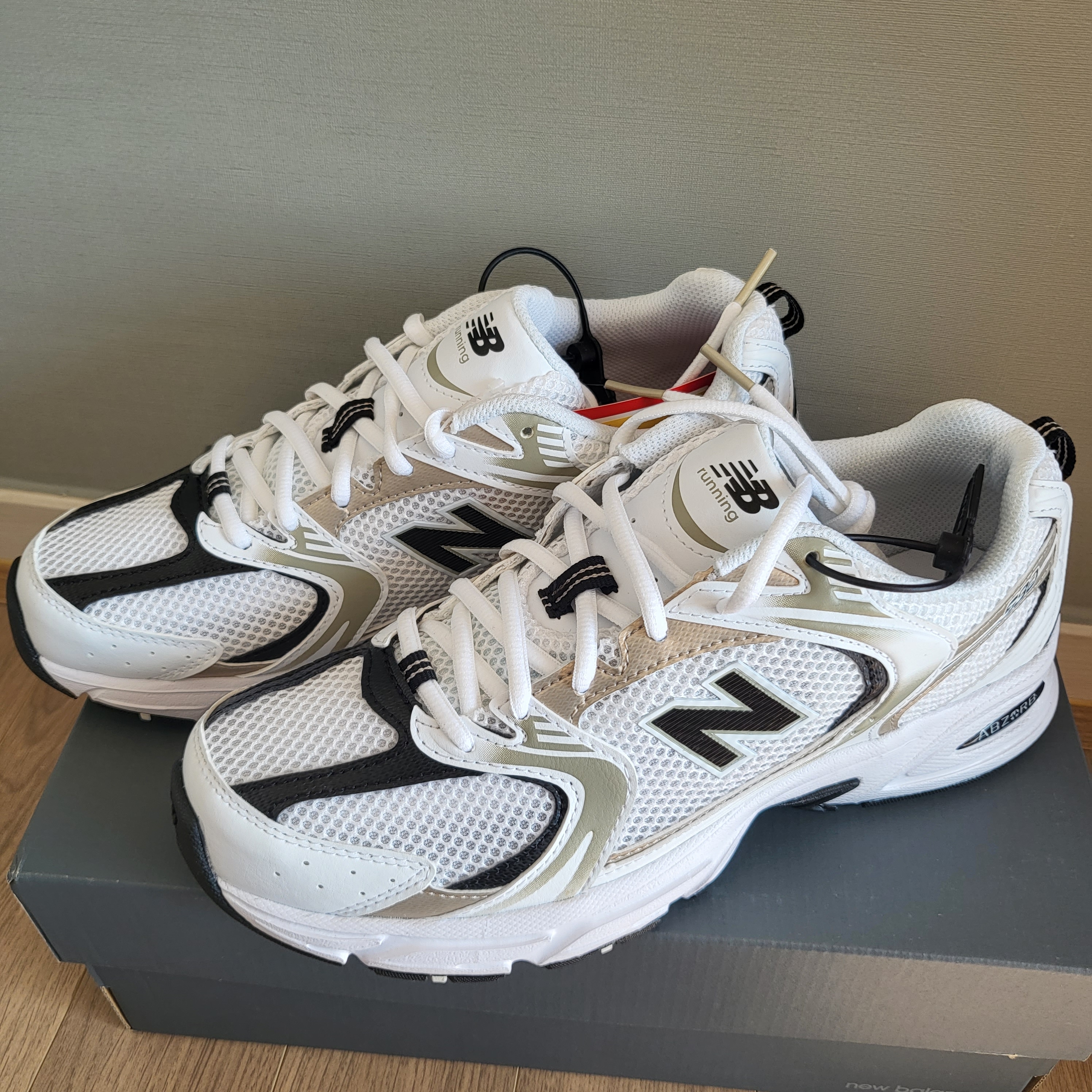 New Balance 530 Off White Gold 착용 스타일 - 1