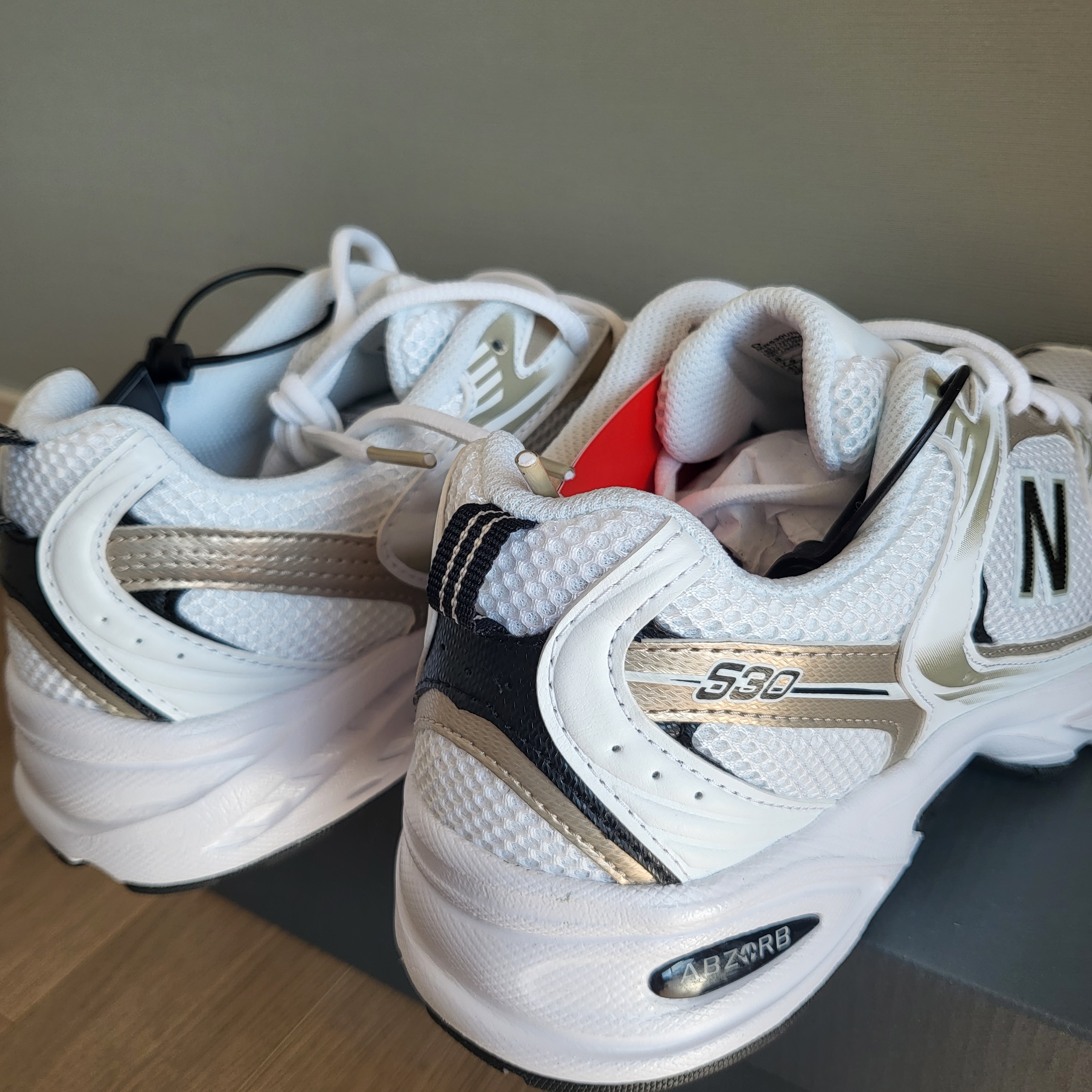 New Balance 530 Off White Gold 착용 스타일 - 2